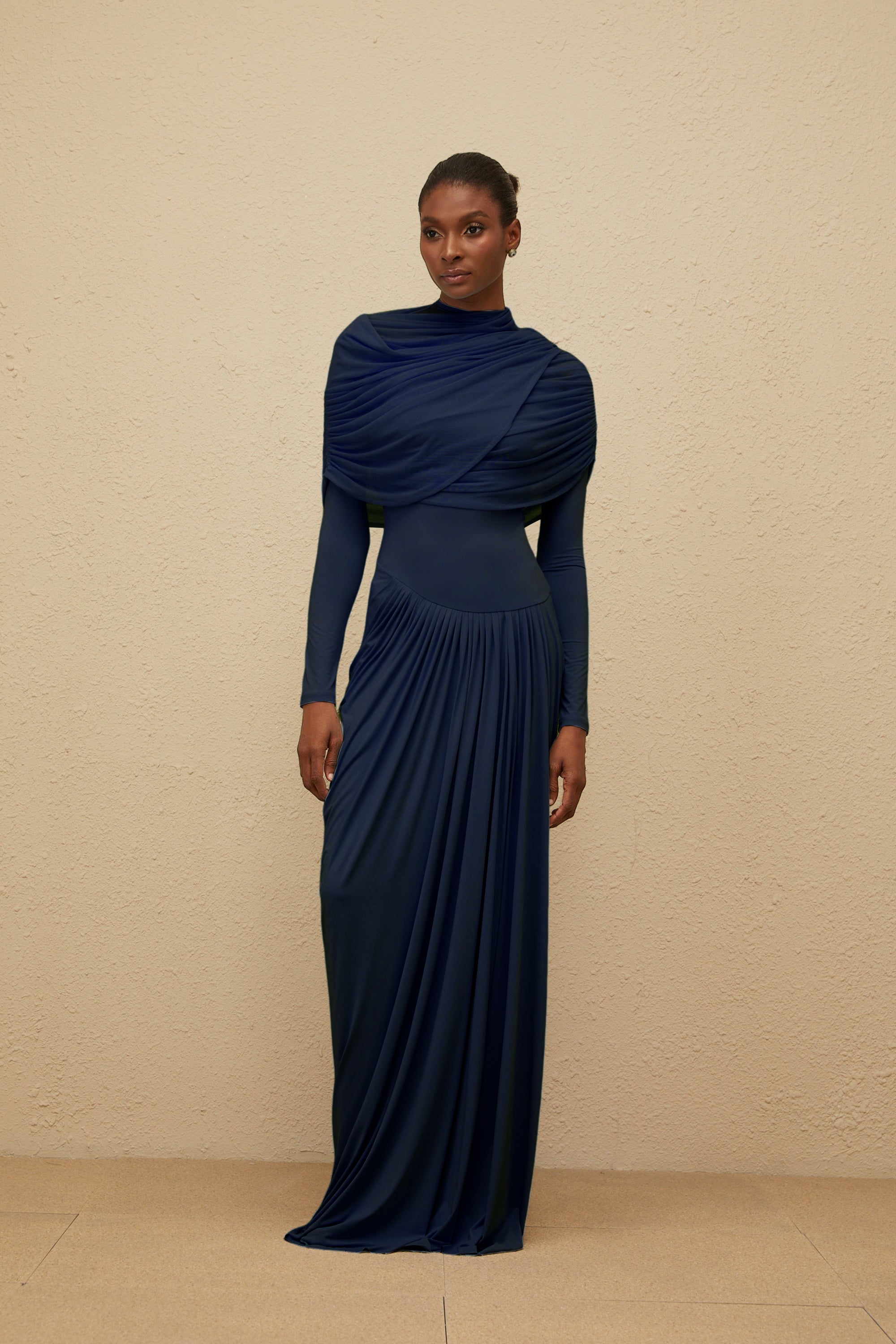 Vestido largo asimétrico en azul marino con pliegues y mangas largas, de la marca Final Sale, estilo maxi y elegante.