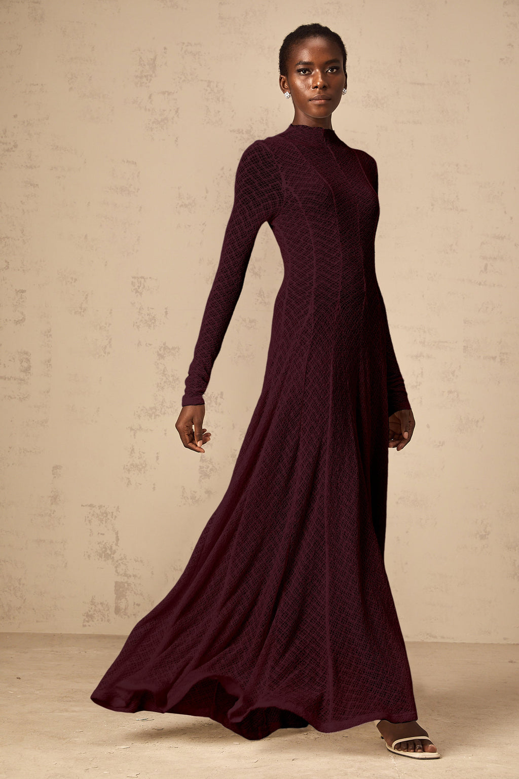 Vestido largo de encaje con patrón ondulado en rojo de la marca Final Sale, diseño maxi elegante y femenino.