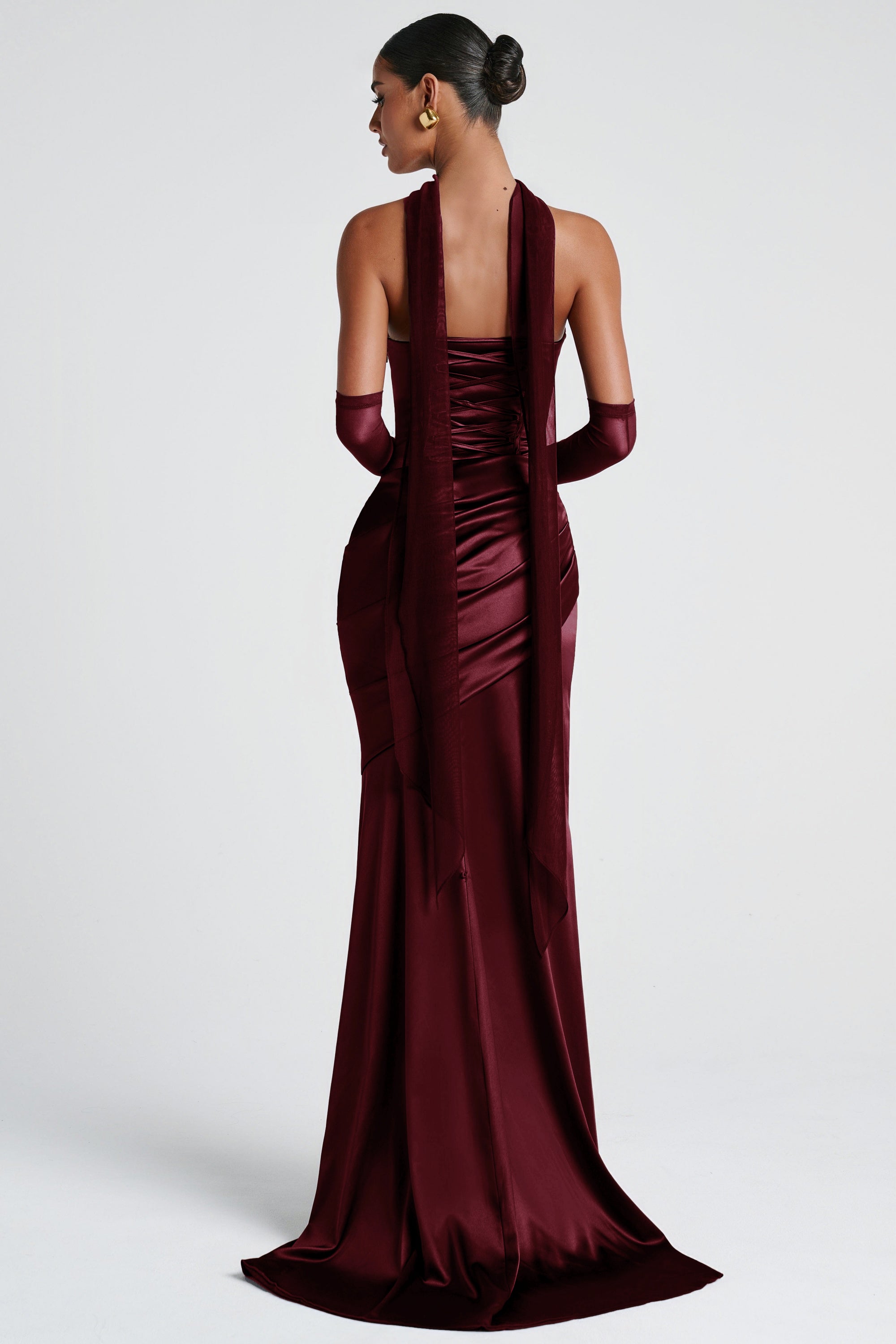 Vestido largo de satín burdeos Marilou con fruncido, estilo maxi, para mujer, en color vino, diseño elegante y sofisticado.