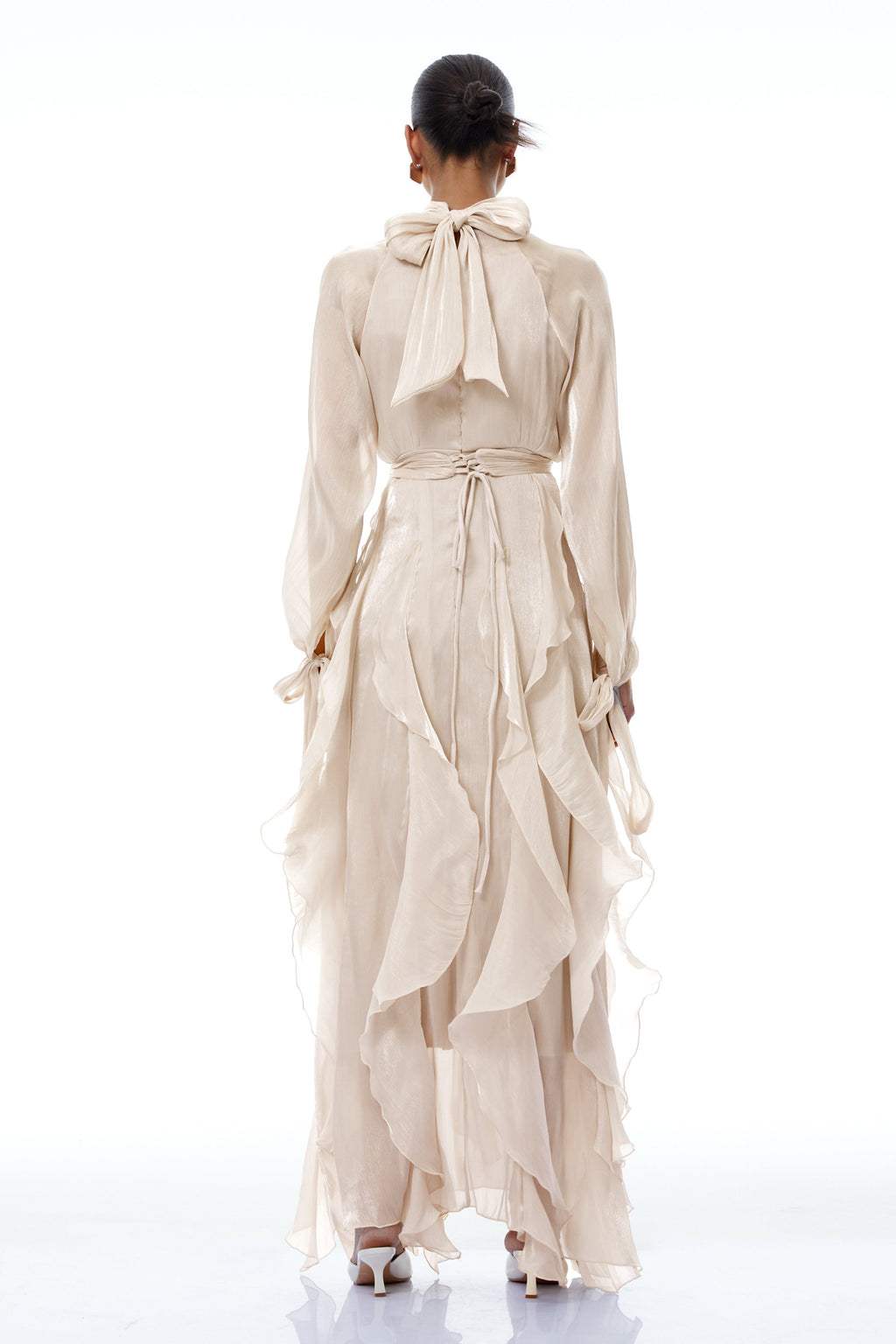 Vestido largo Zélie Neutral con pliegues y volantes, acabado brillante y elegante, diseñado por Final Sale para ocasiones especiales.