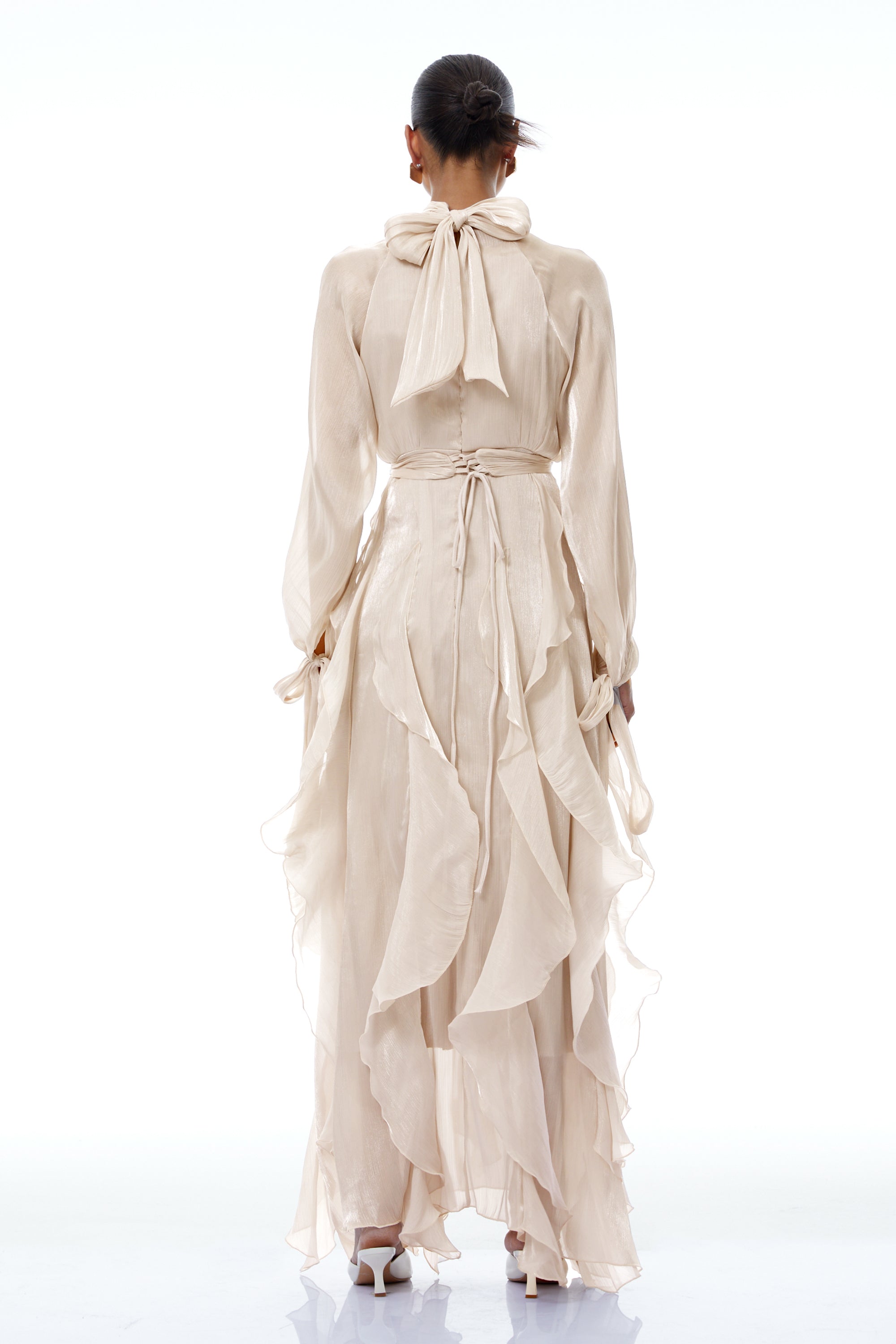 Vestido largo Zélie Neutral con pliegues y volantes, acabado brillante y elegante, diseñado por Final Sale para ocasiones especiales.