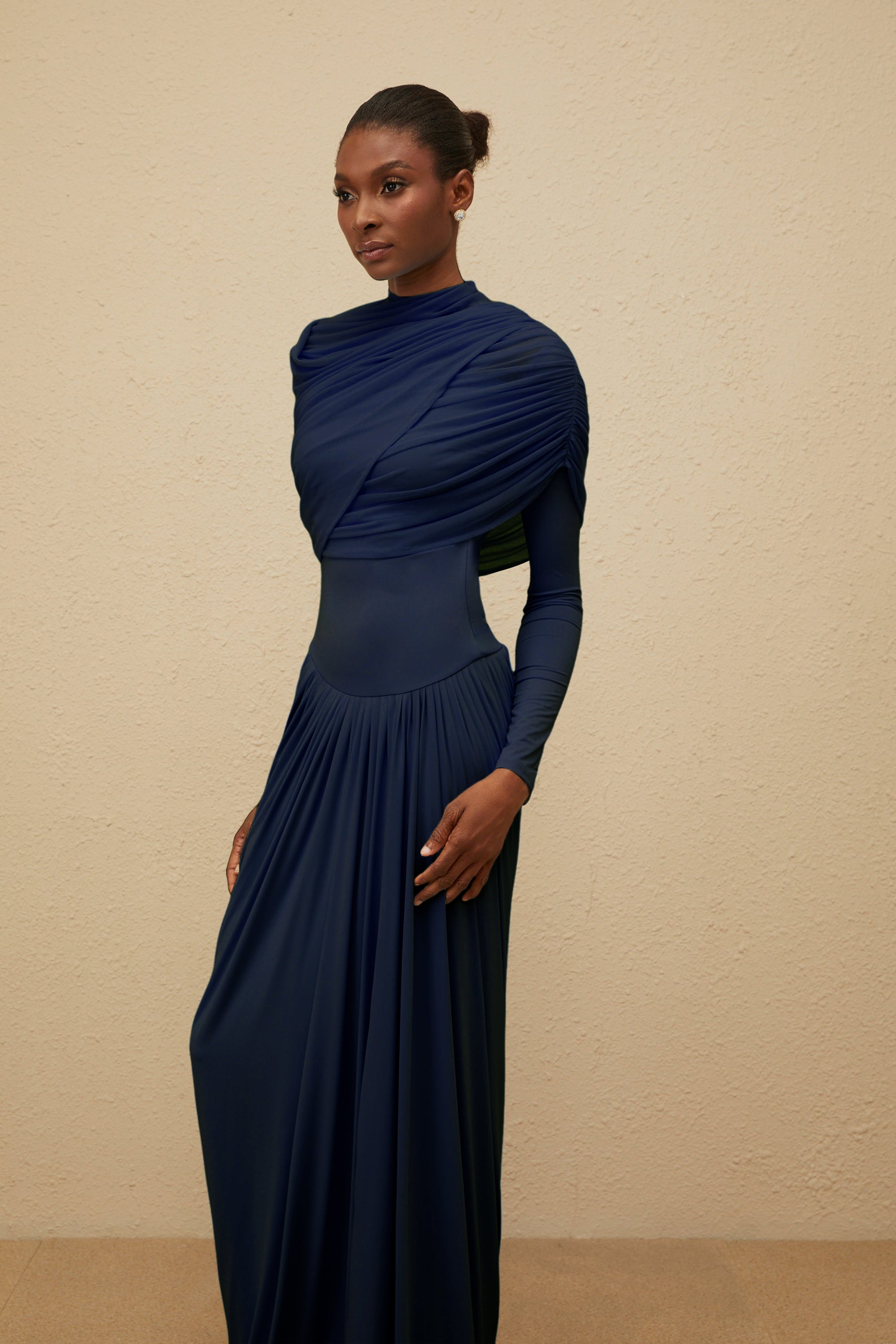 Vestido largo asimétrico con pliegues en azul marino de la marca Final Sale, con mangas largas y diseño elegante.