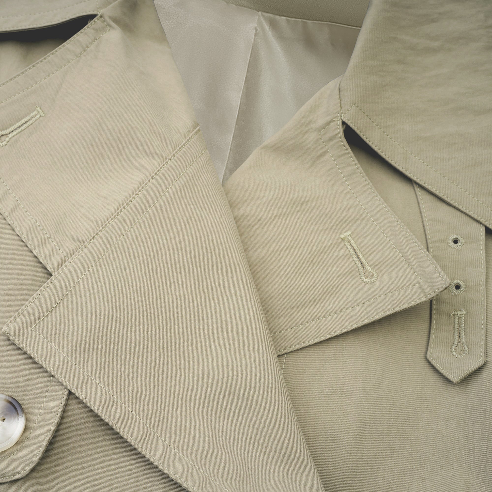 Abrigo trench con cinturón de la marca MRNewyork, color beige, vista frontal, diseño clásico y elegante para mujer.