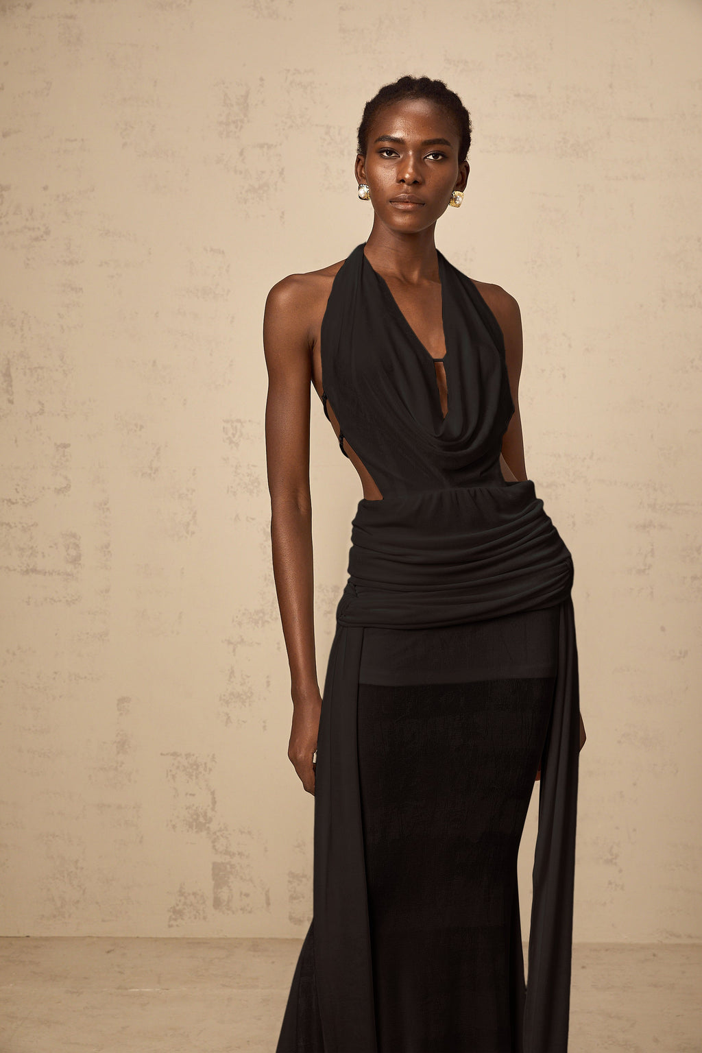 Vestido maxi negro sin espalda y con escote halter de la marca Final Sale, diseñado para ocasiones elegantes.