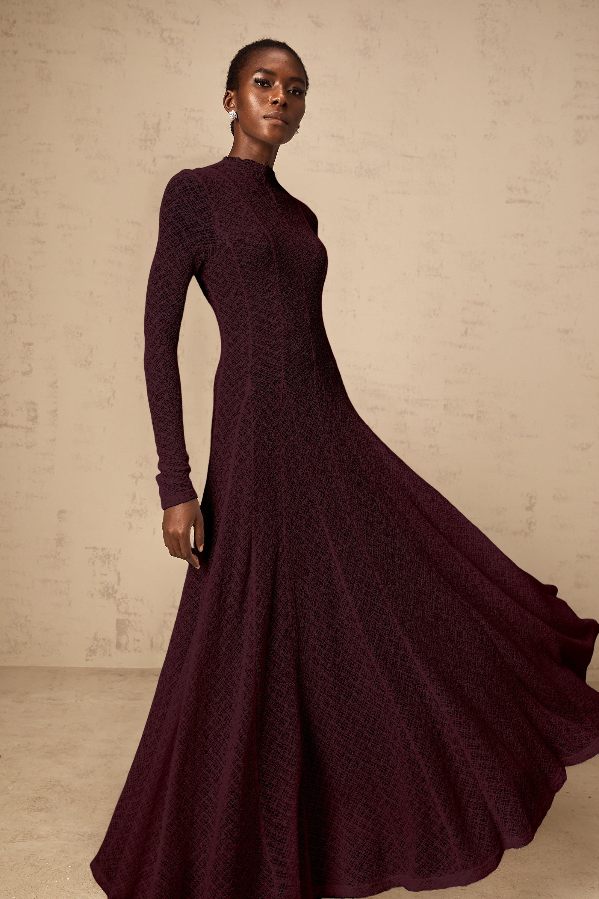 Vestido maxi de encaje con patrón ondulado en rojo, de la marca Final Sale, con diseño elegante y detalles de encaje.