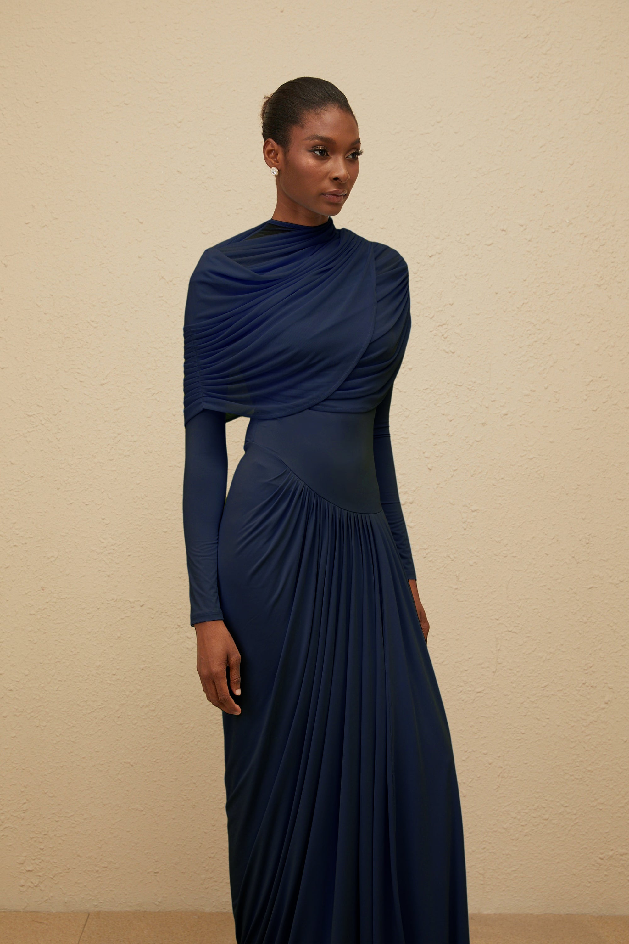 Vestido largo asimétrico azul marino con plisados y mangas largas, estilo Catherine, para mujer.