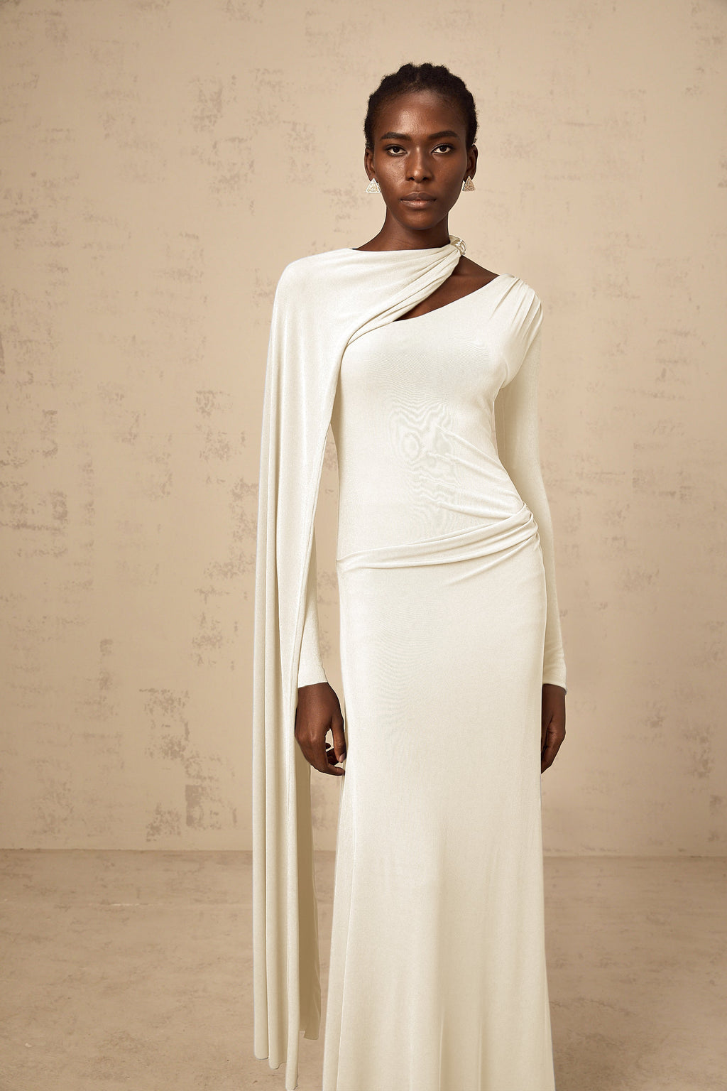Vestido maxi ajustado Josette White con malla diagonal y escote en V, diseñado por Final Sale para eventos elegantes.