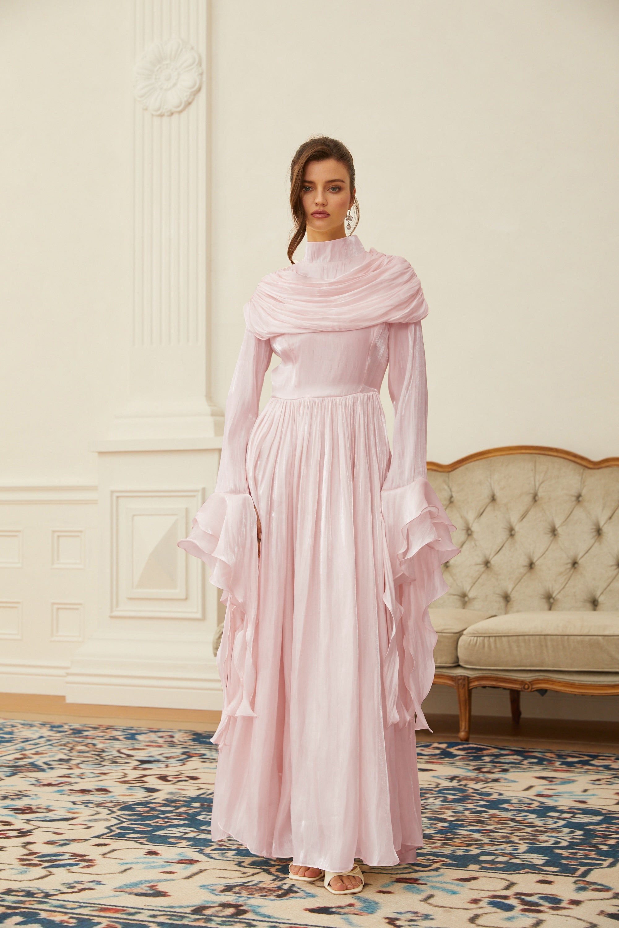 Vestido maxi rosa Danuta con pliegues y fruncido, vestido largo y elegante de la marca Final Sale, vista de frente.