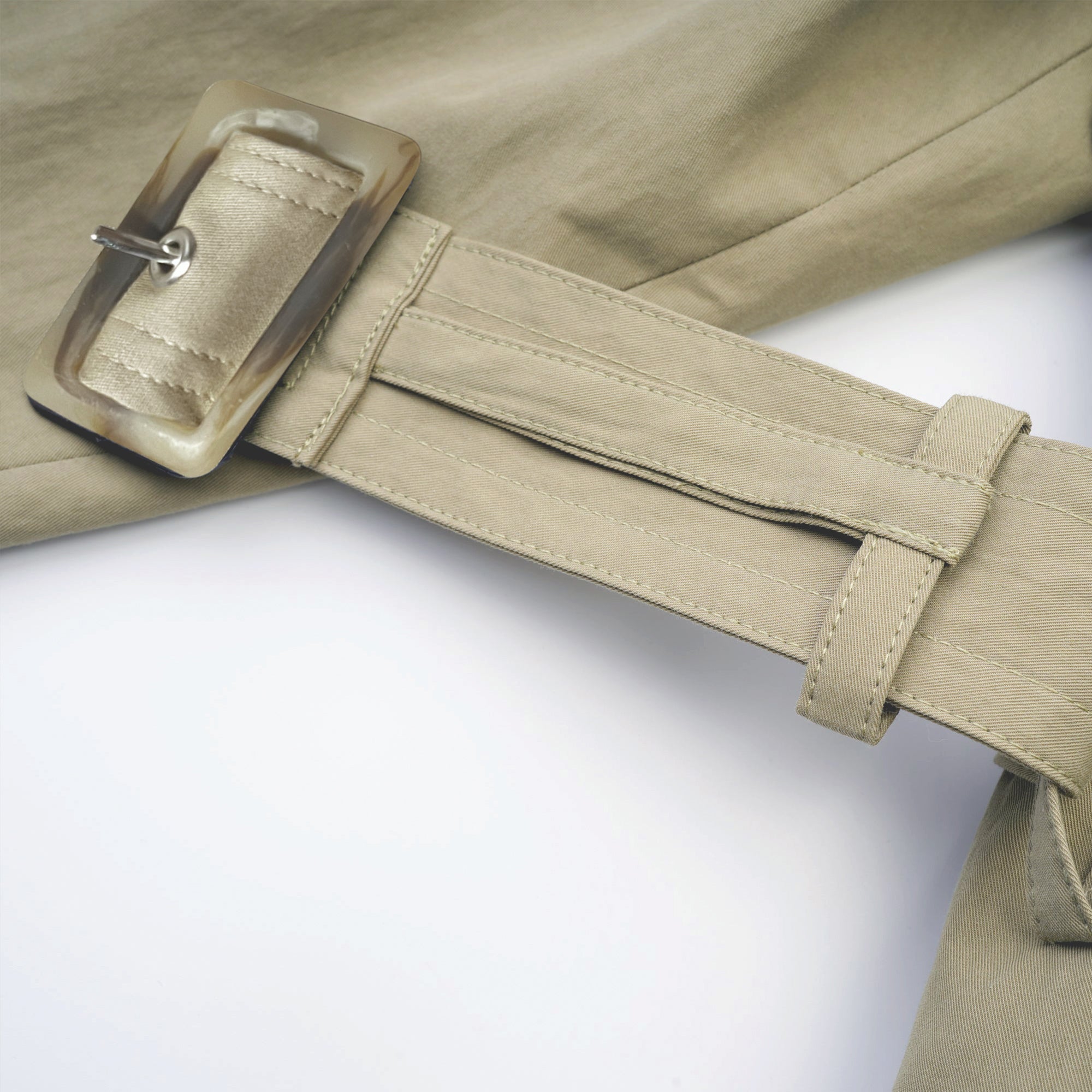 Abrigo trench con cinturón de la marca Bridal, color beige, con cinturón a la cintura y diseño clásico, vista frontal en la imagen.