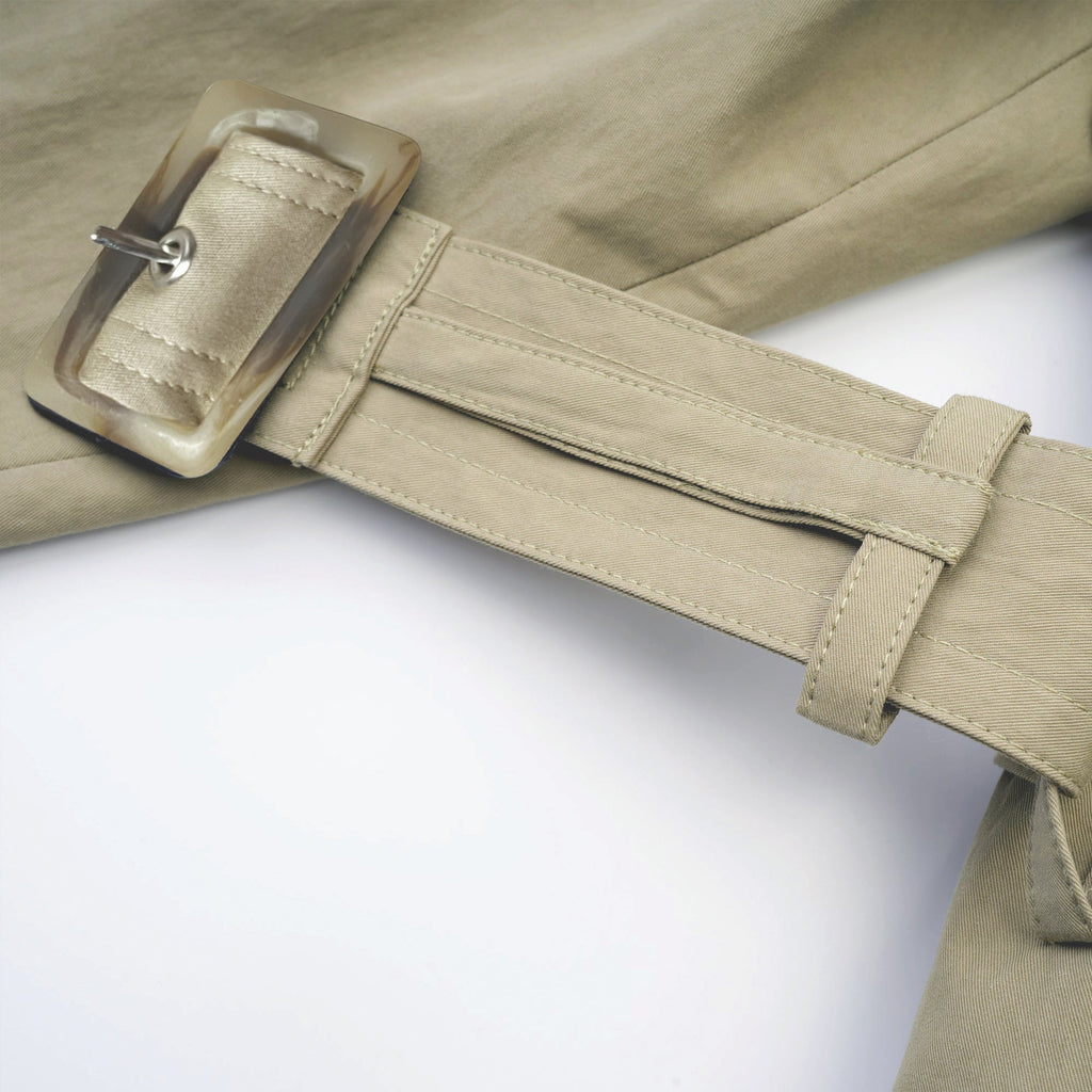 Abrigo trench con cinturón de la marca MRNewyork, diseño clásico y elegante en color neutro, con cinturón en la cintura.