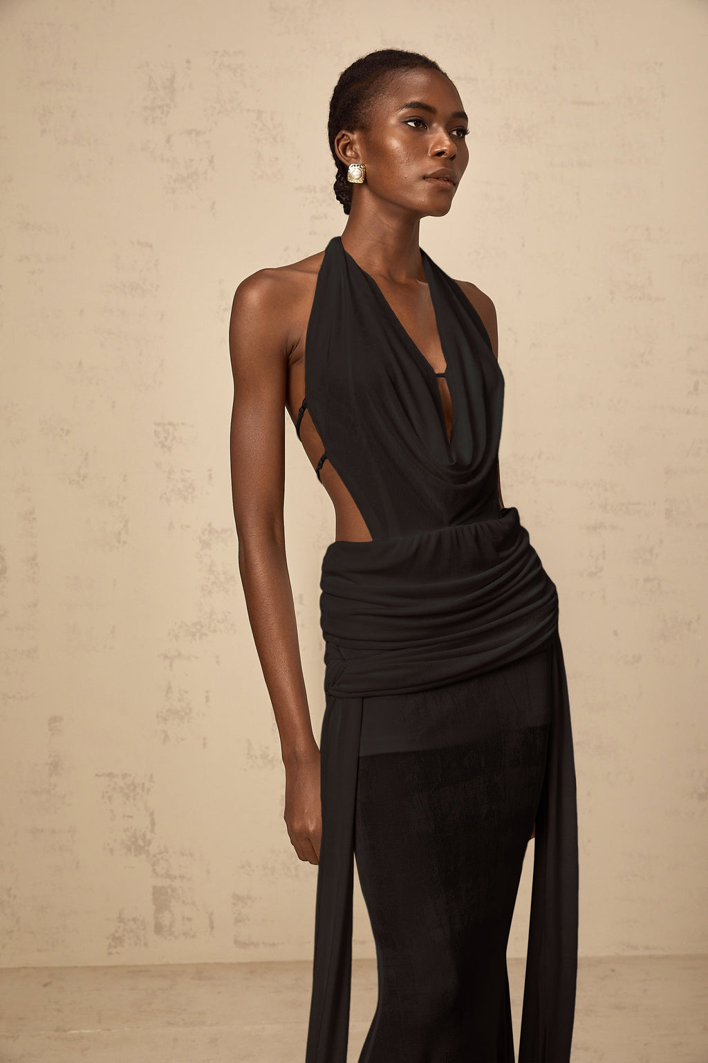 Vestido largo halter sin espalda de la marca Final Sale en color negro, con diseño elegante y ajustado al cuerpo.