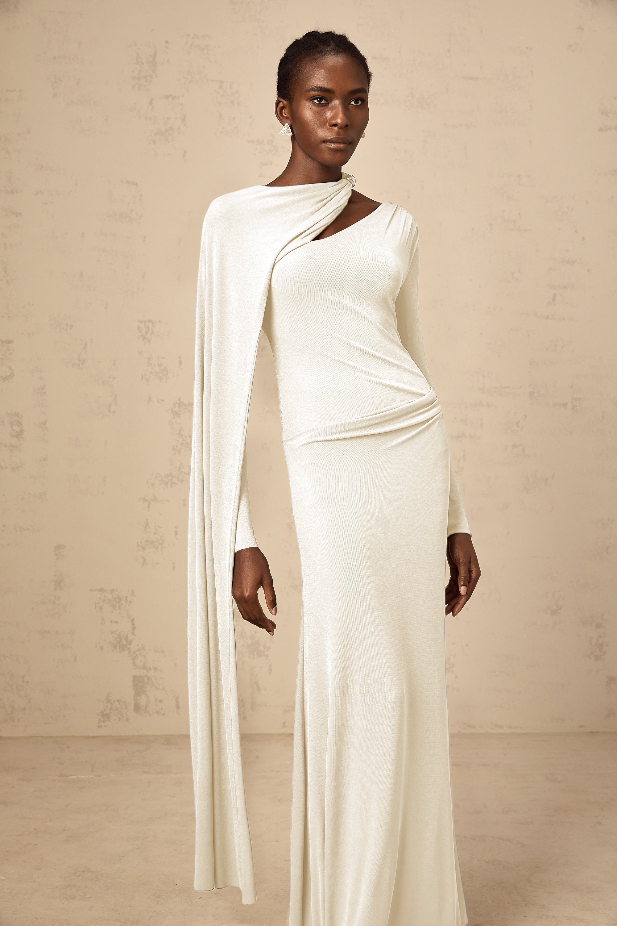 Vestido largo ajustado Josette en color blanco con diseño diagonal, ideal para ocasiones elegantes.