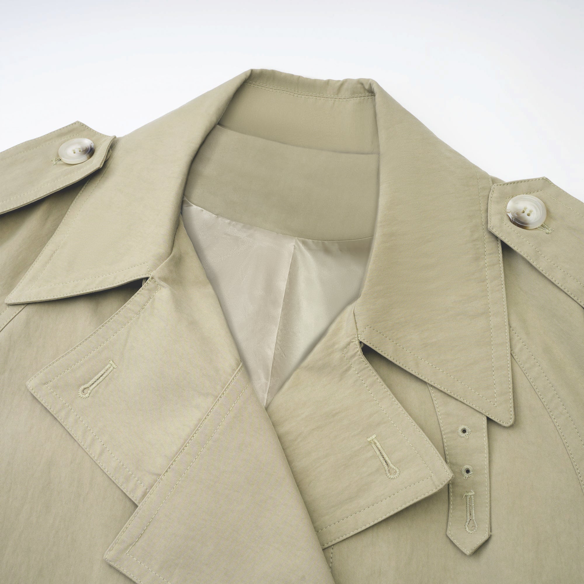 Abrigo trench con cinturón de la marca MRNewyork, color beige, con solapas y bolsillos frontales, vista frontal.