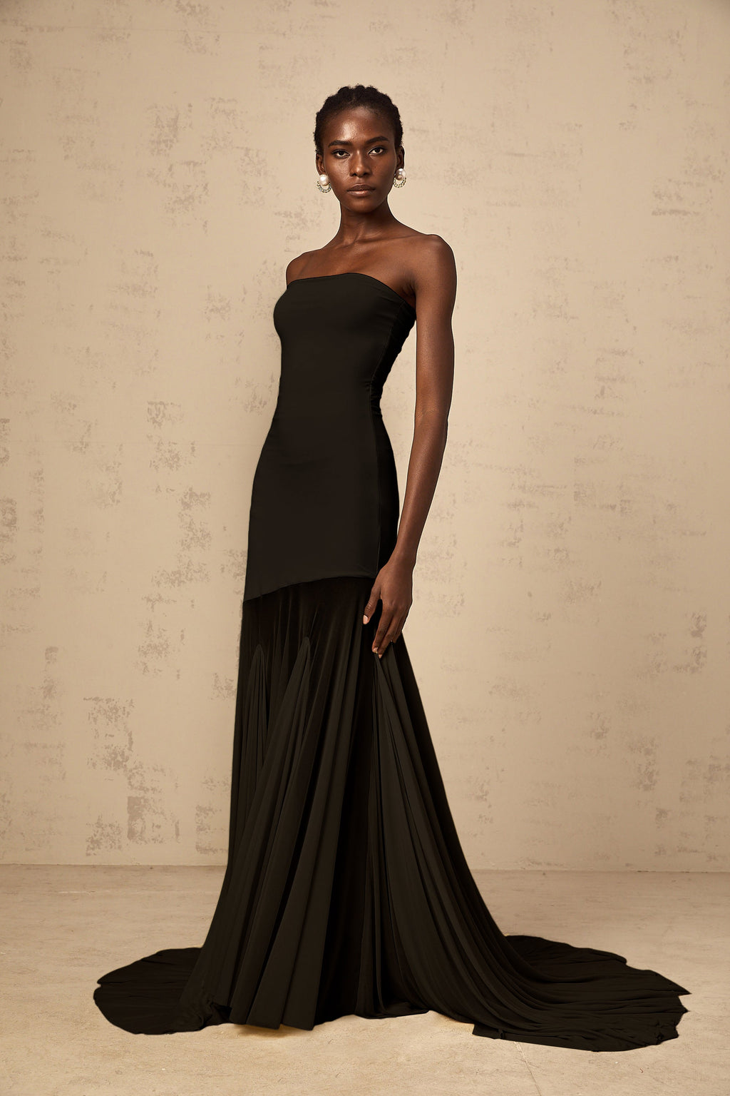 Vestido largo negro de malla transparente con hombros descubiertos de la marca Final Sale, estilo elegante y sofisticado.