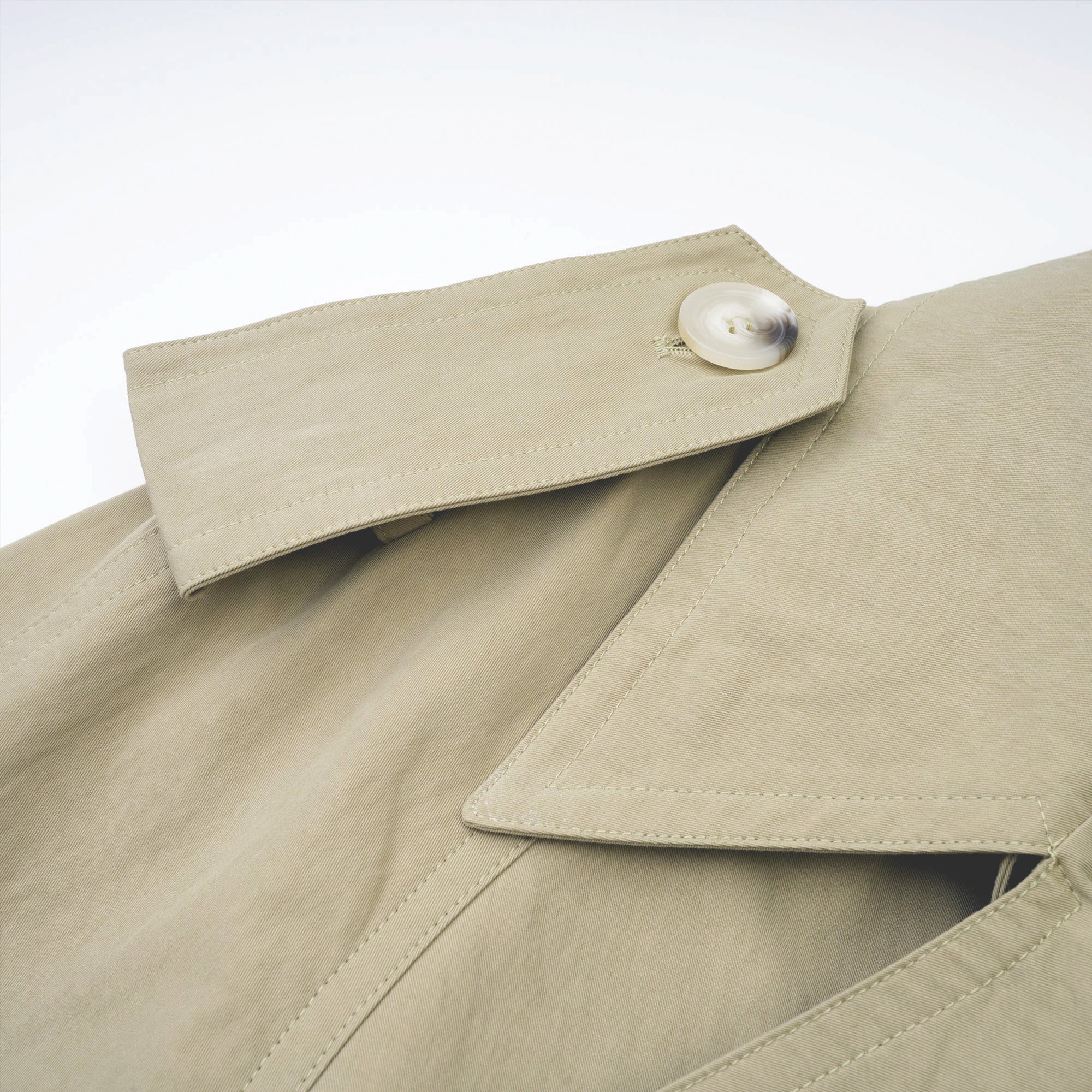 Abrigo trench con cinturón de cintura de la marca MRNewyork, en color clásico, con solapas y cinturón ajustable.