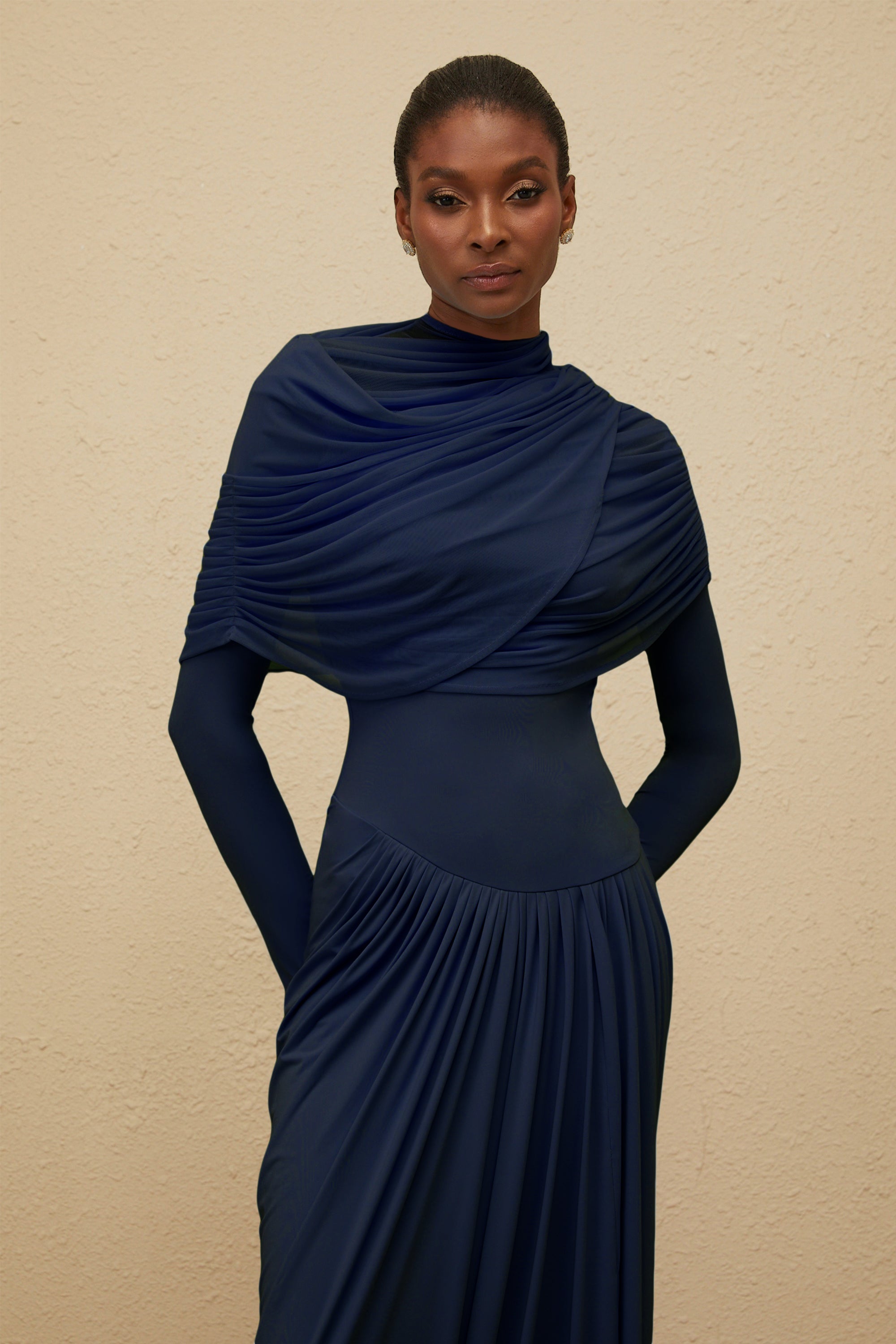 Vestido largo asimétrico con pliegues en azul marino de la marca Final Sale, con mangas largas y diseño elegante para ocasiones especiales.