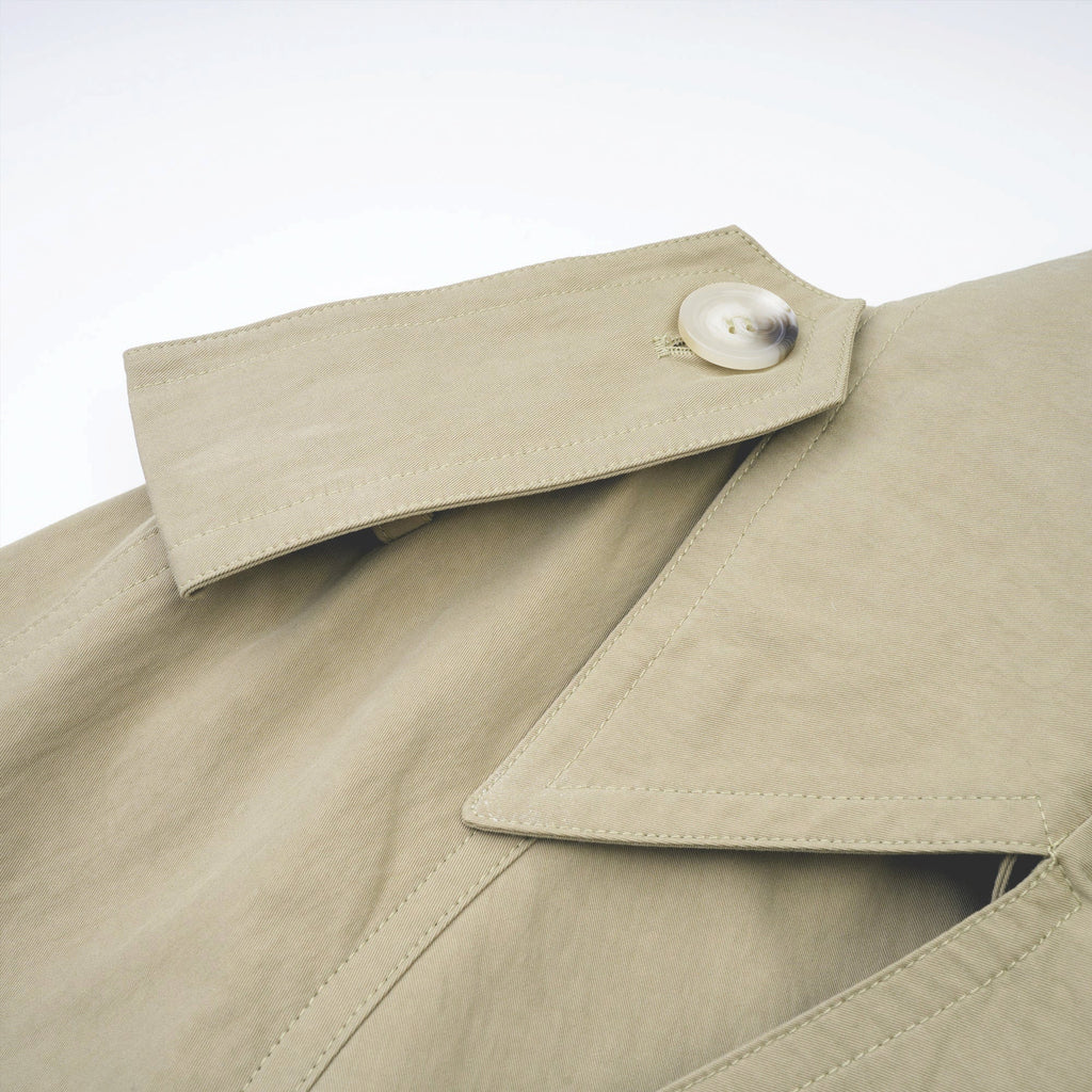 Abrigo trench con cinturón de la marca Bridal, color beige, con diseño clásico y detalles en la cintura.