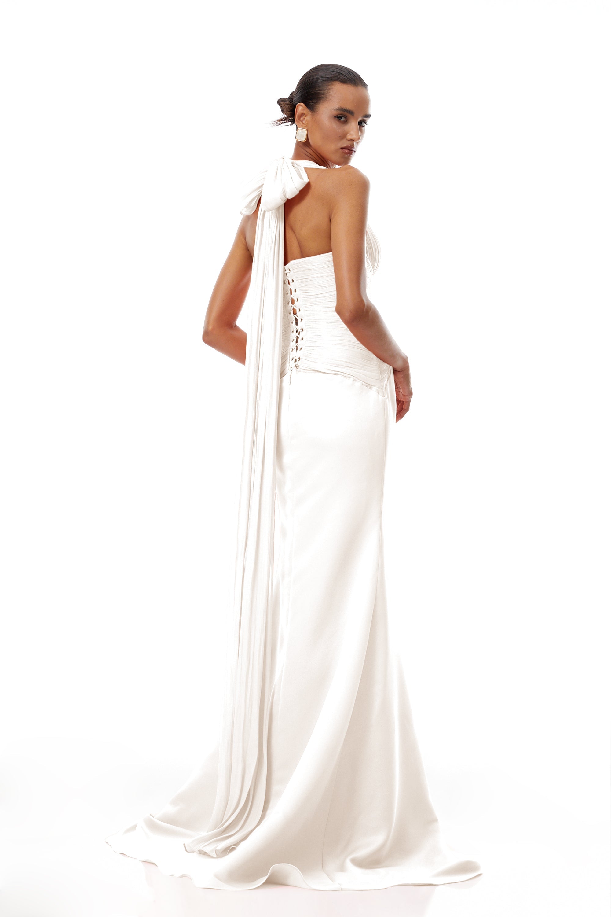 Vestido maxi blanco de Emmeline con diseño de tren y fruncido, estilo final de venta, para eventos elegantes y casuales.