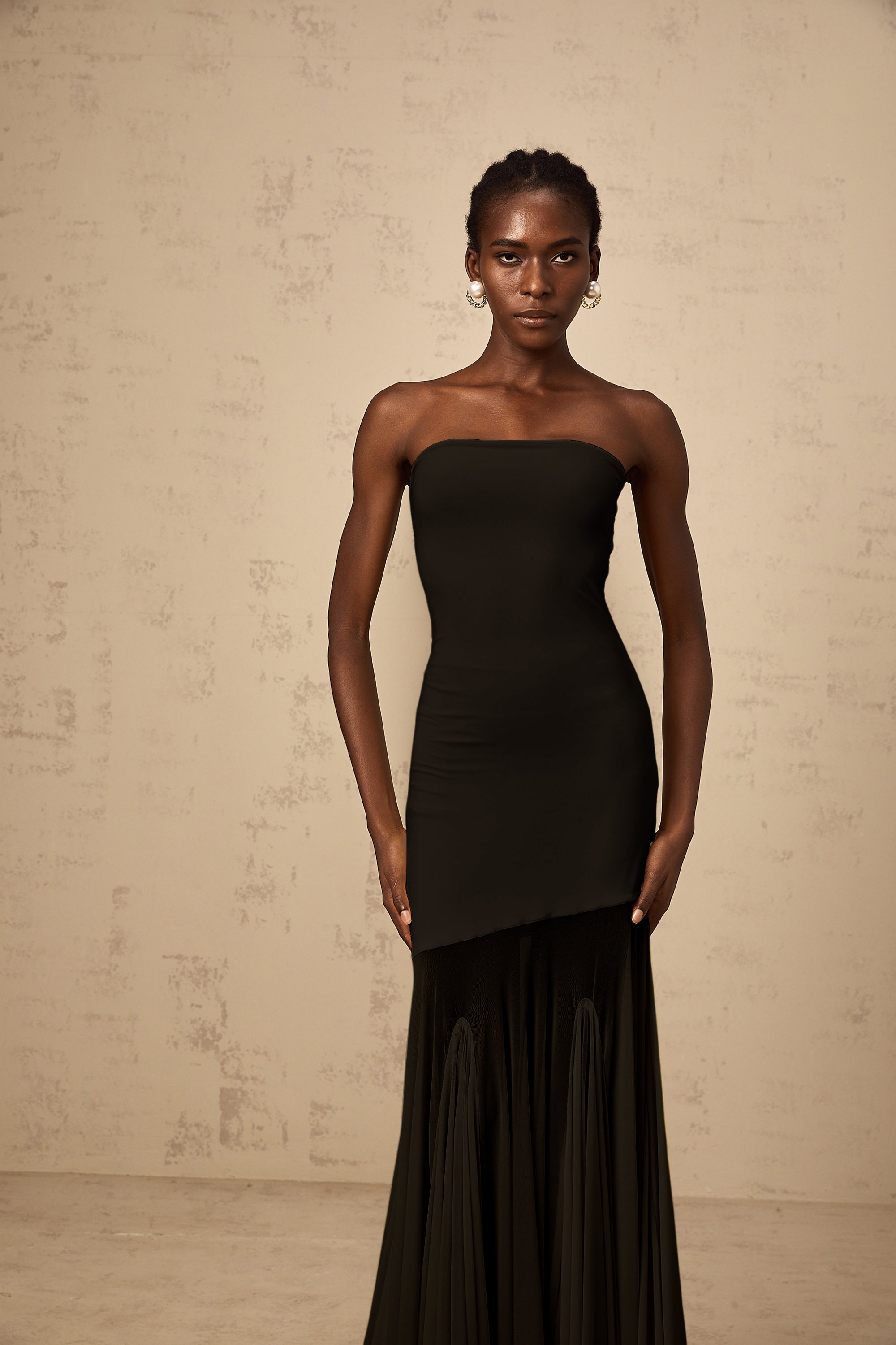 Vestido largo negro de tul transparente con hombros descubiertos de la marca Final Sale, estilo maxi y elegante.