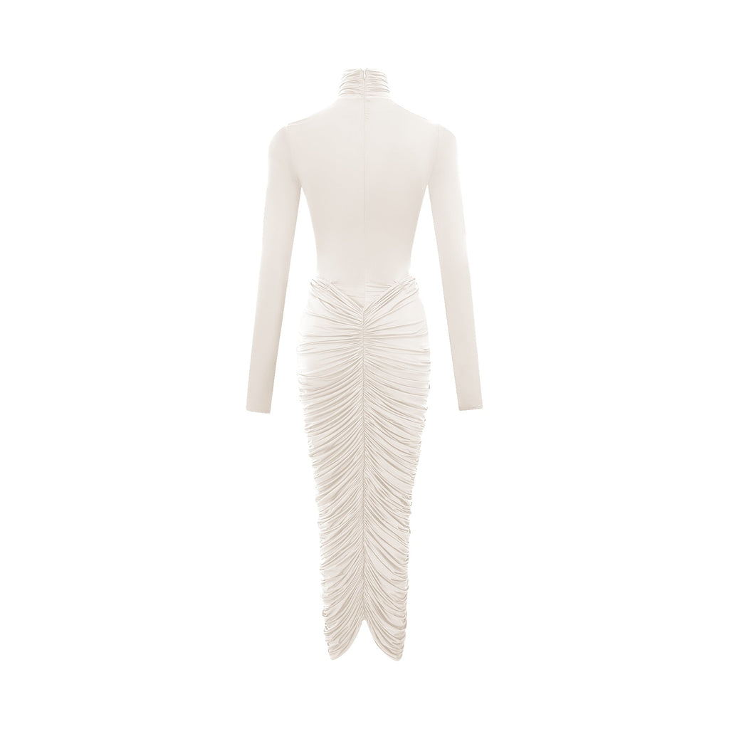 Vestido midi ajustado y fruncido en blanco de Charitina, diseño elegante y ceñido al cuerpo, ideal para ocasiones especiales.