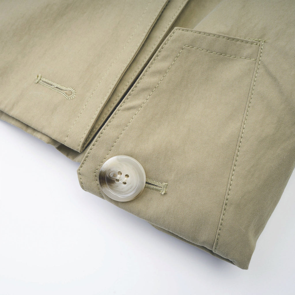 Abrigo trench con cinturón de la marca Bridal, estilo clásico y elegante en color neutro, con detalles de cinturón en la cintura.