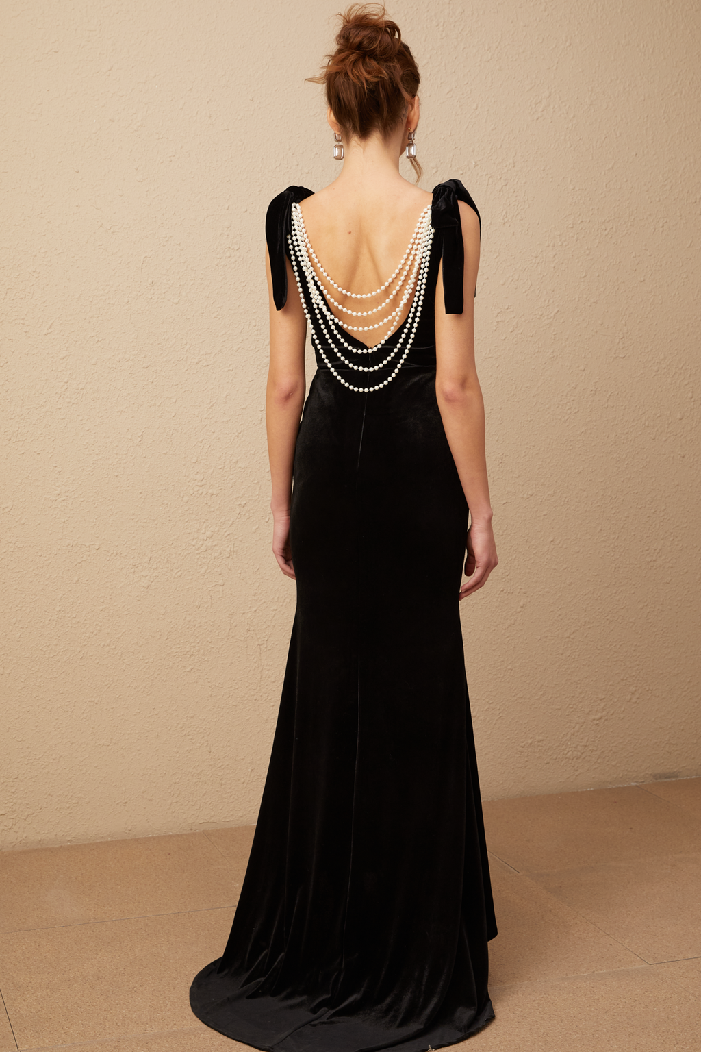 Vestido maxi de terciopelo con aberturas en la espalda y detalles decorativos de la marca Final Sale.