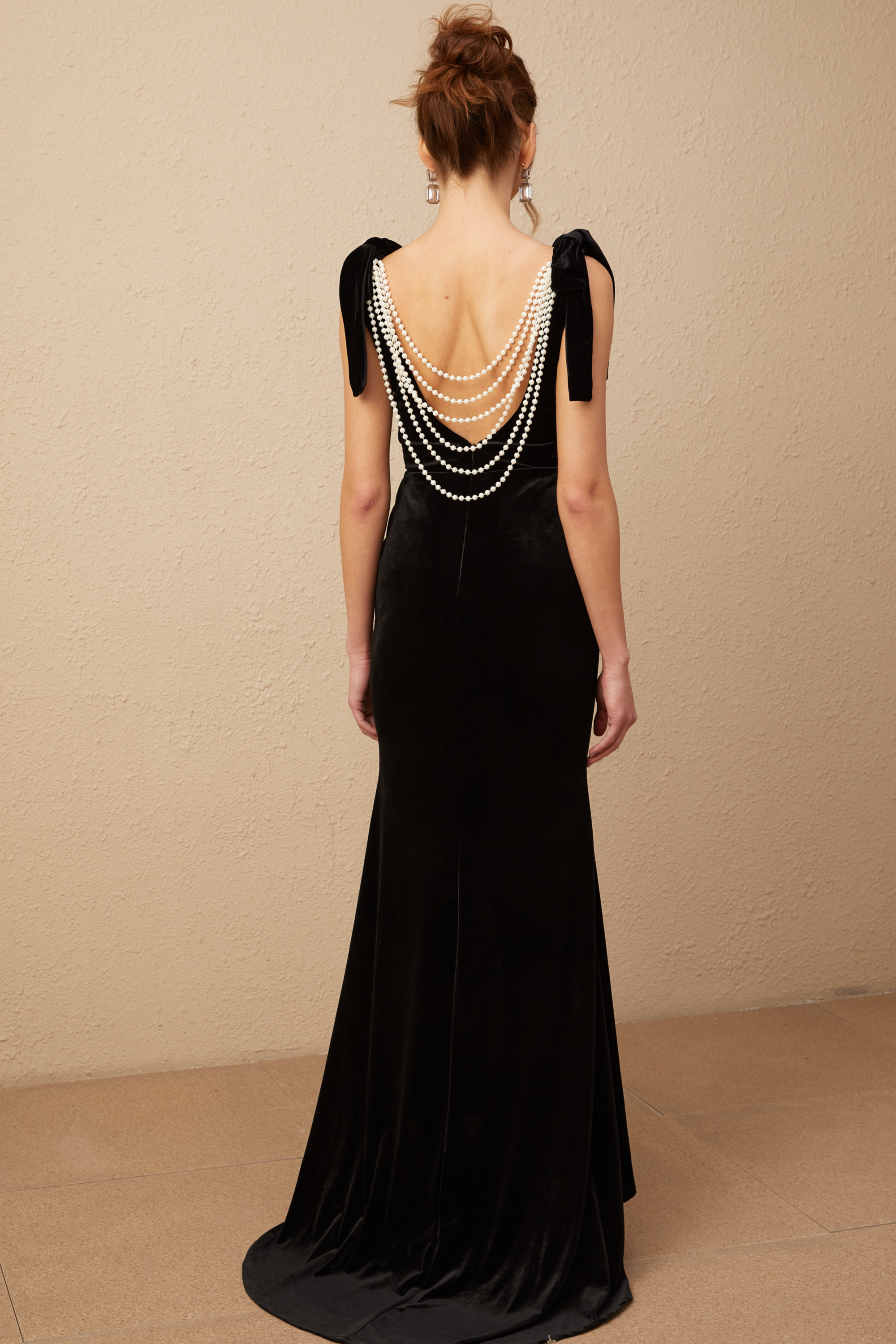 Vestido maxi de terciopelo con aberturas en la espalda y detalles decorativos de la marca Final Sale.