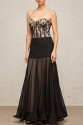 Vestido largo de encaje negro Pétunia de Final Sale con volantes, estilo maxi y detalles delicados en encaje en la parte superior.