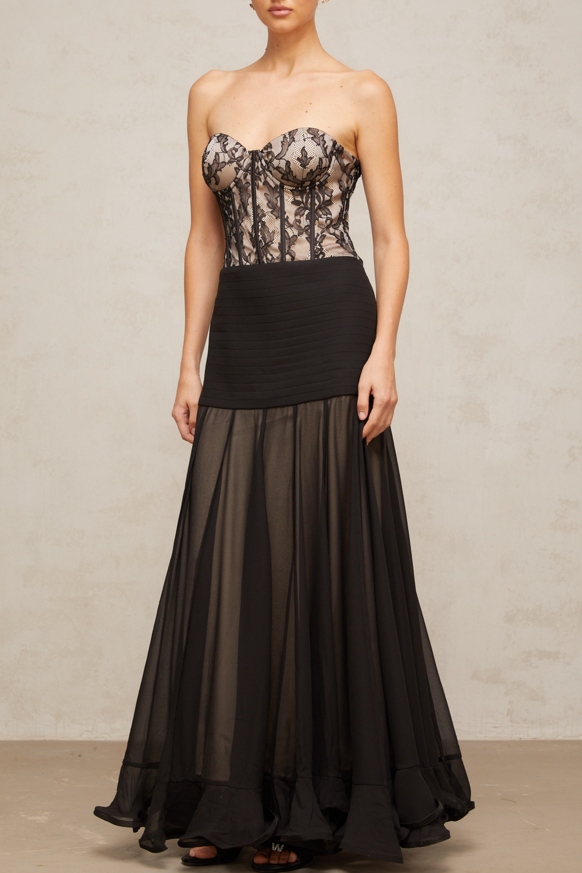 Vestido largo de encaje negro Pétunia de Final Sale con volantes, estilo maxi y detalles delicados en encaje en la parte superior.