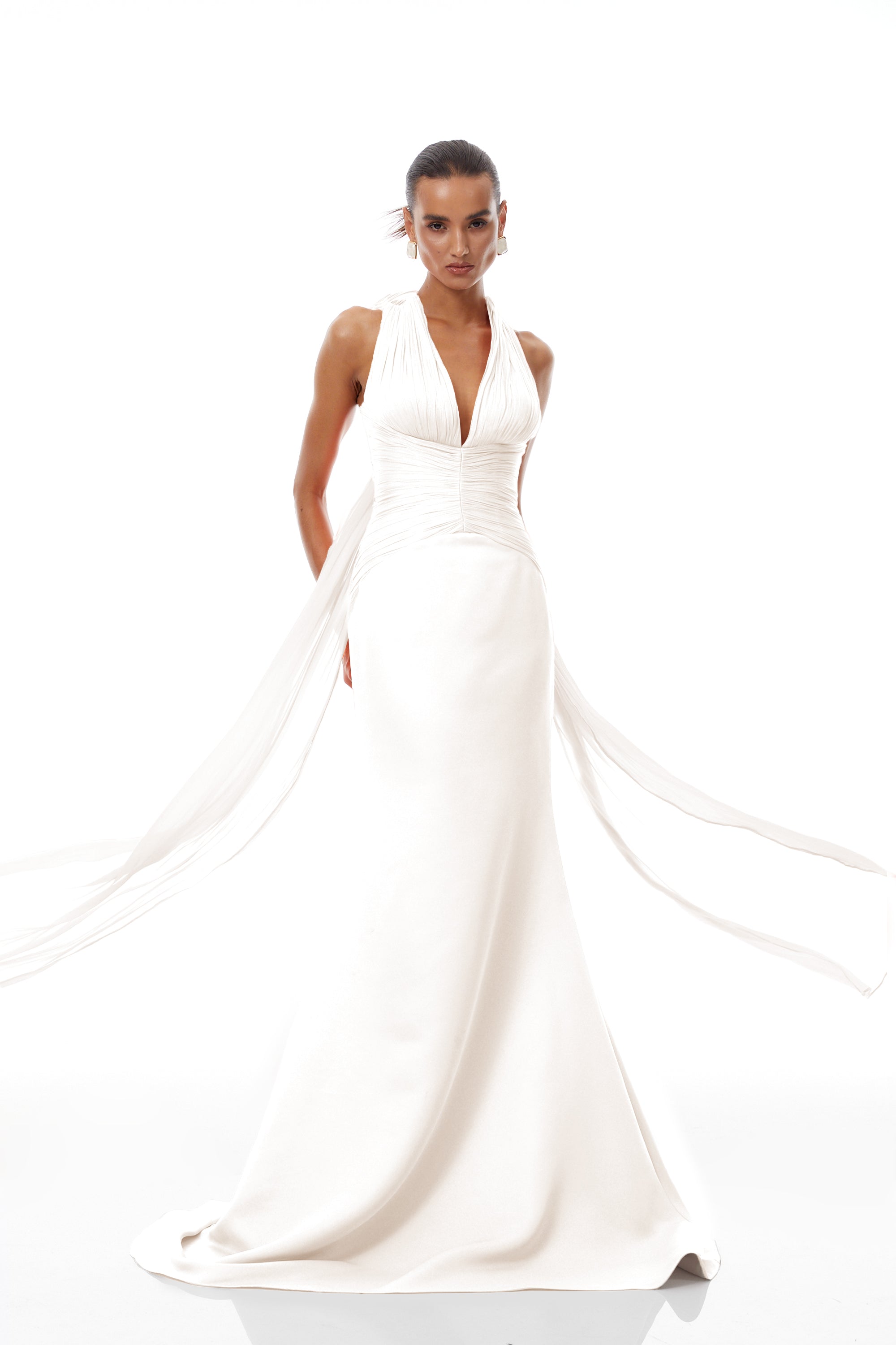 Vestido maxi blanco de diseño con tren y fruncido de la marca Final Sale, con estilo elegante y detalles recogidos.