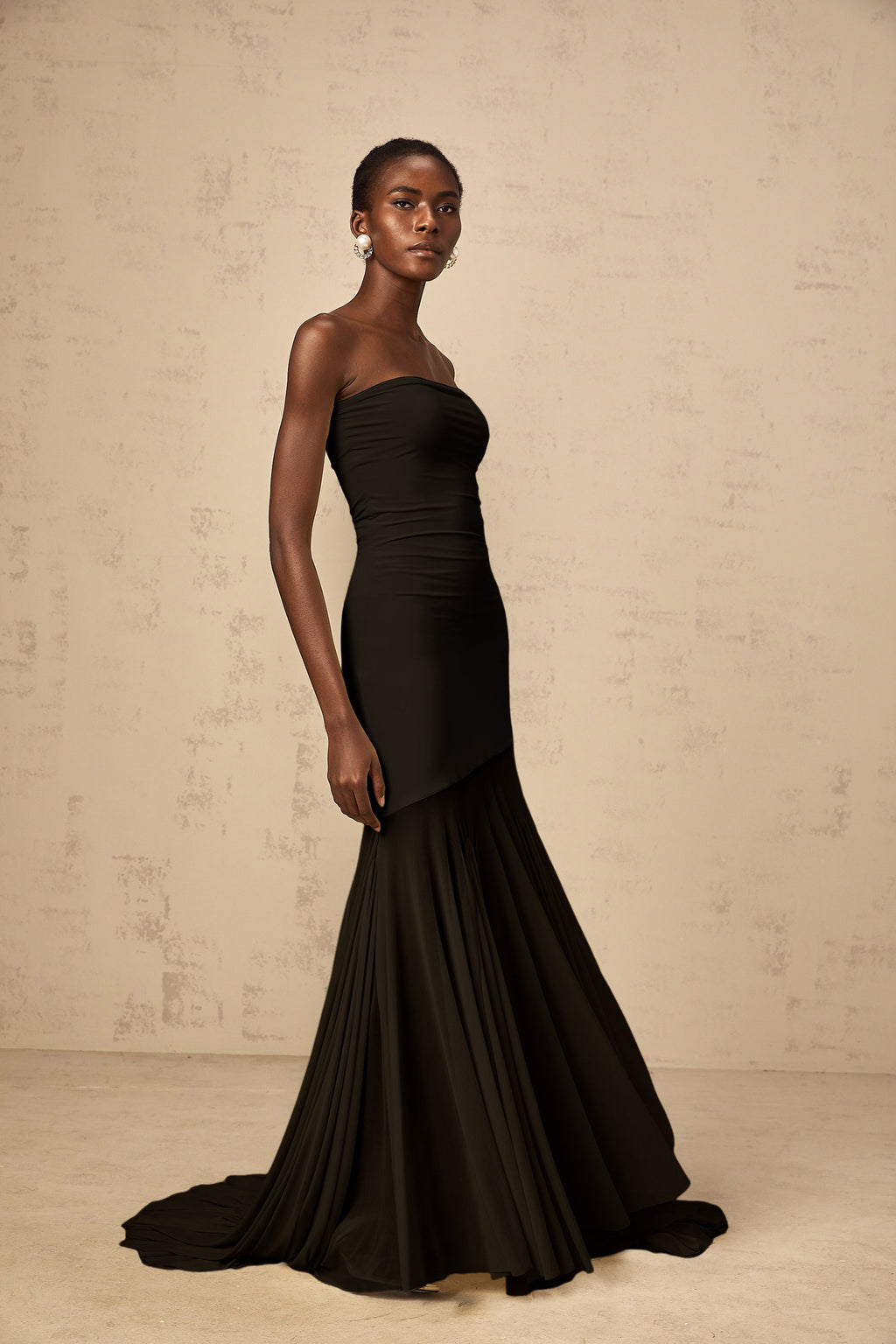 Vestido largo negro con hombros descubiertos y tul transparente, diseño elegante de Josiane para ocasiones especiales.