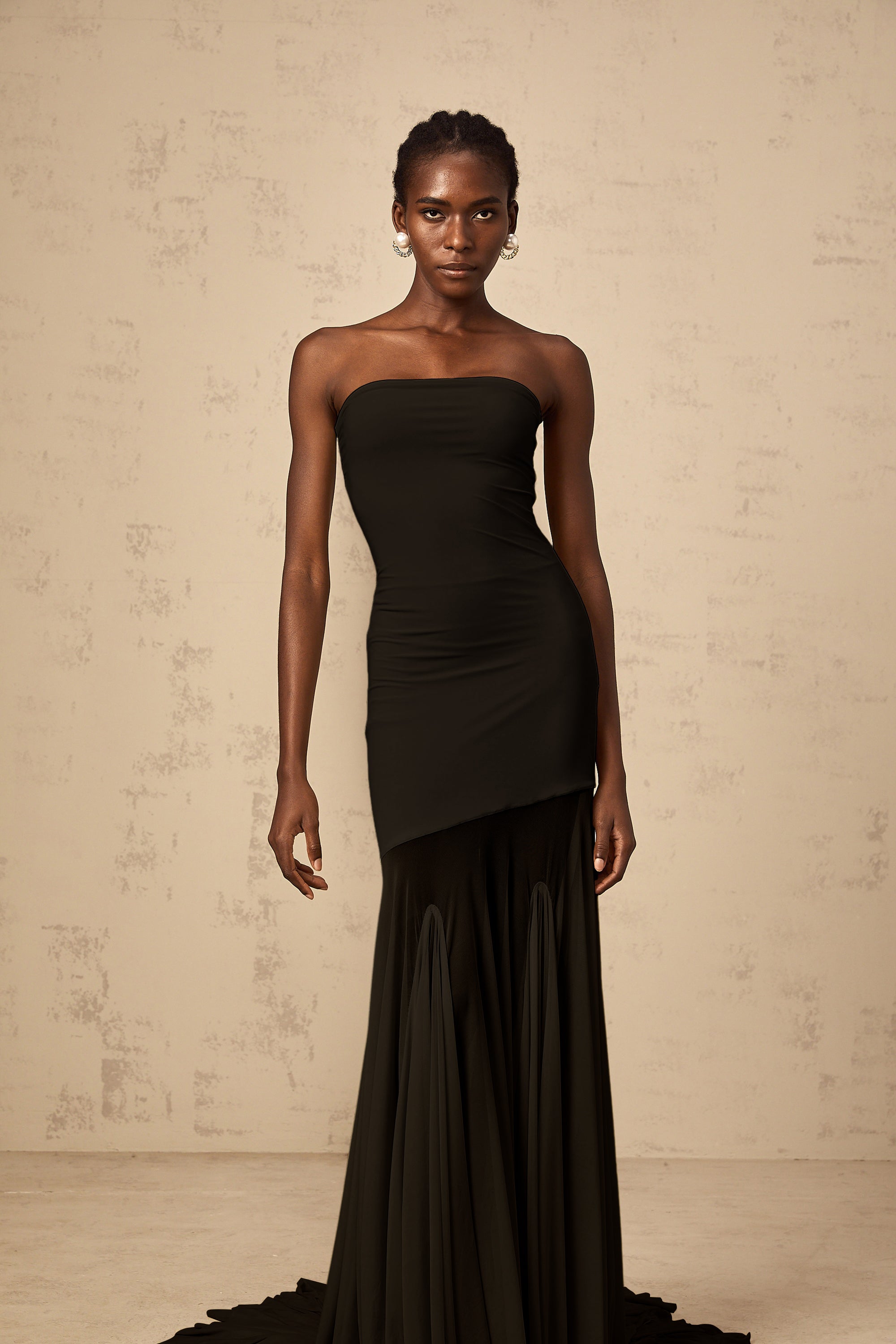 Vestido maxi negro de hombros descubiertos y tul transparente de la marca Final Sale, con diseño elegante y fluido.
