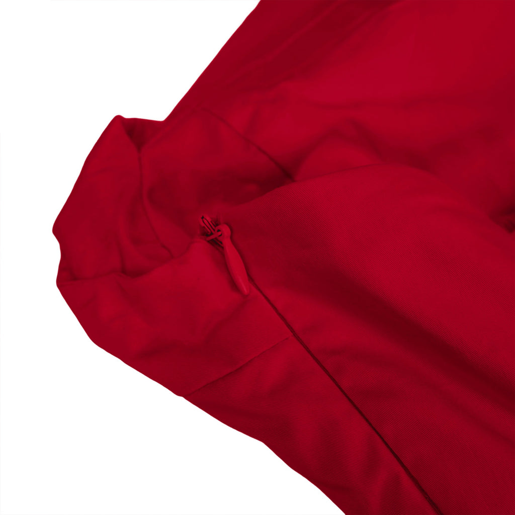 Vestido midi rojo de capa con dobladillo acampanado de la marca Final Sale, muestra la parte superior y el diseño de capas del vestido.