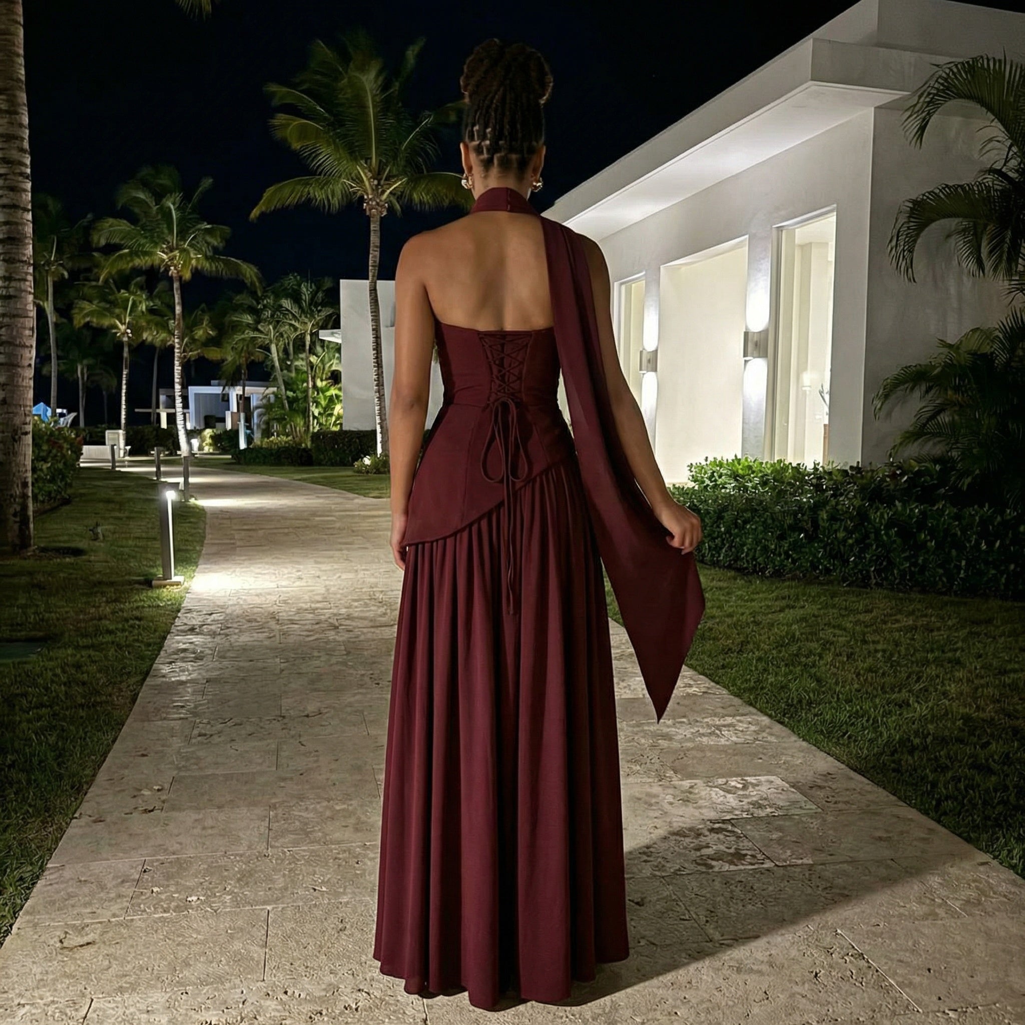 Vestido largo sin tirantes Maia de SLIPPO® en color elegante, con caída fluida y diseño sin mangas, ideal para ocasiones especiales.