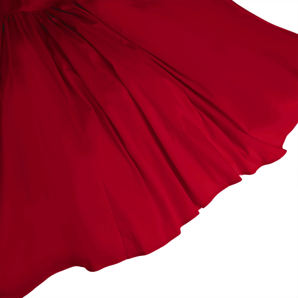 Vestido midi rojo con borde acampanado y capas, de Final Sale, muestra el diseño elegante y fluido del vestido.