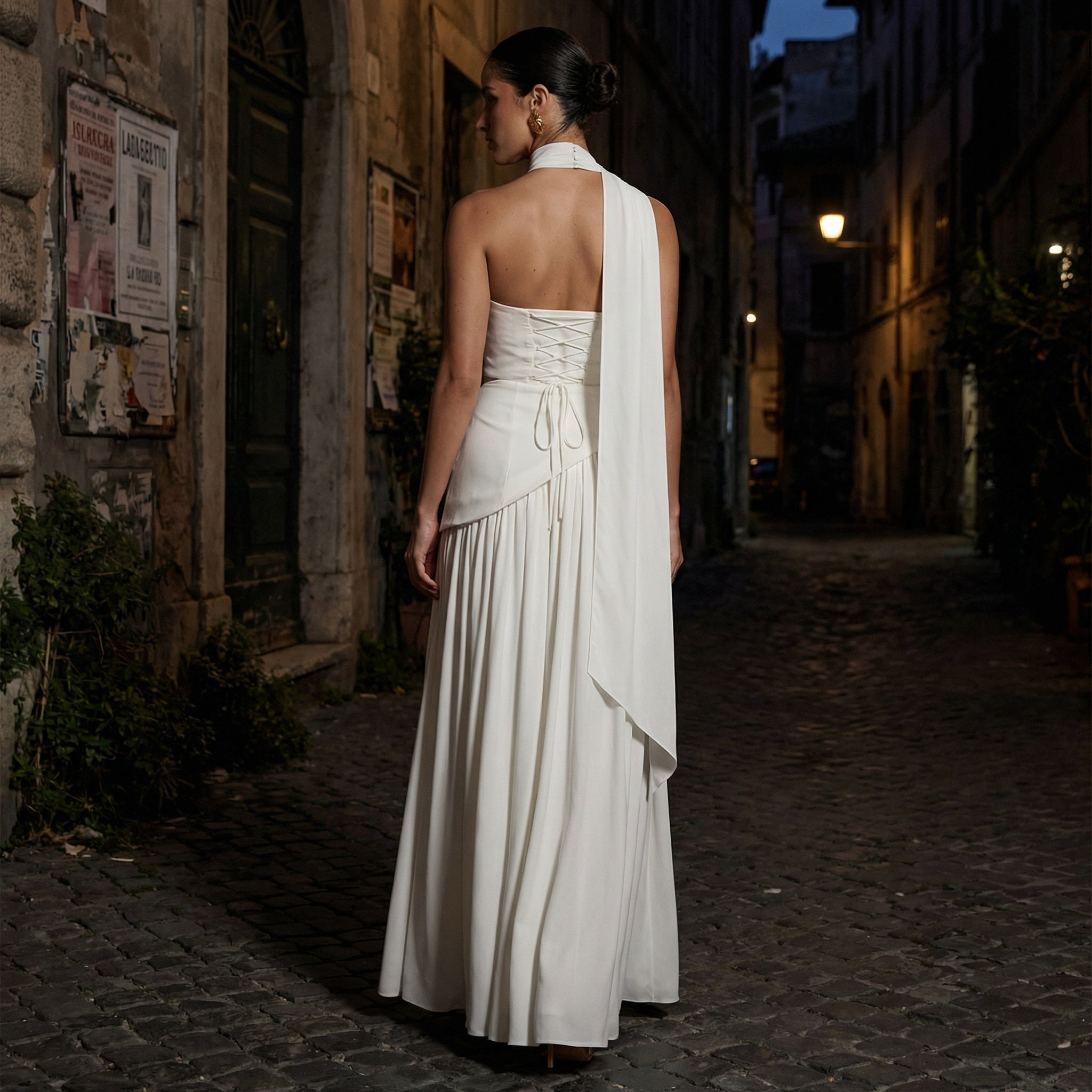 Vestido largo strapless Maia de SLIPPO® en color neutro, con tela fluida y diseño elegante, en vista frontal.
