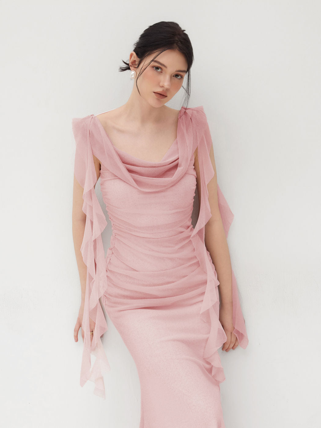 Vestido maxi IVORY de cuello redondo en tela ligera, con diseño largo y elegante, en colores neutros.