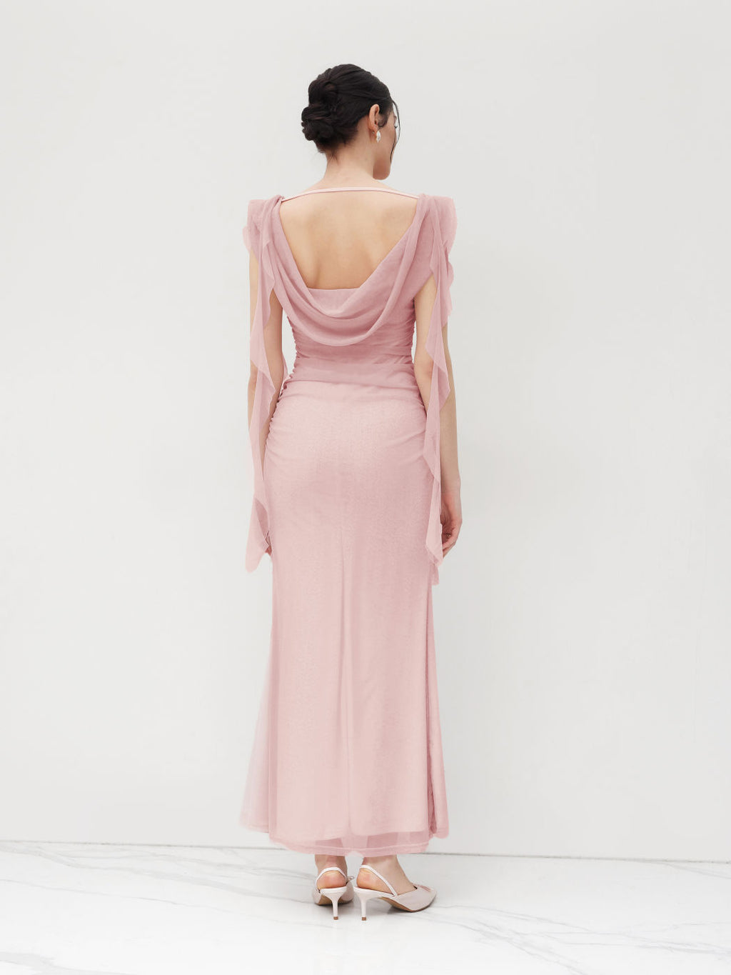 Vestido maxi de cuello redondo en color beige de la marca IVORY, con tela fluida y largo hasta los tobillos.