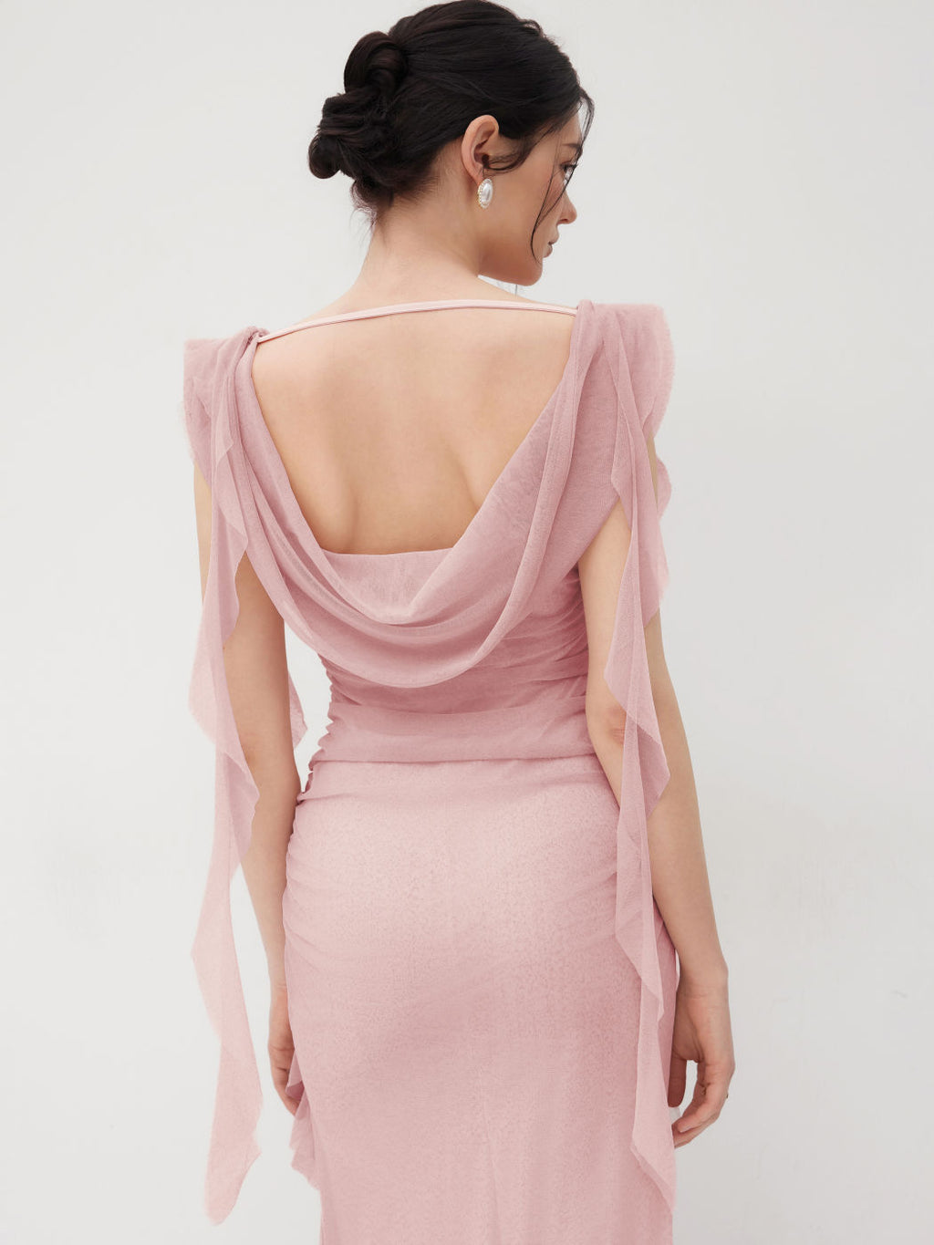 Vestido maxi de cuello redondo IVORY, largo y elegante, con tela fluida y diseño sencillo en color neutro.