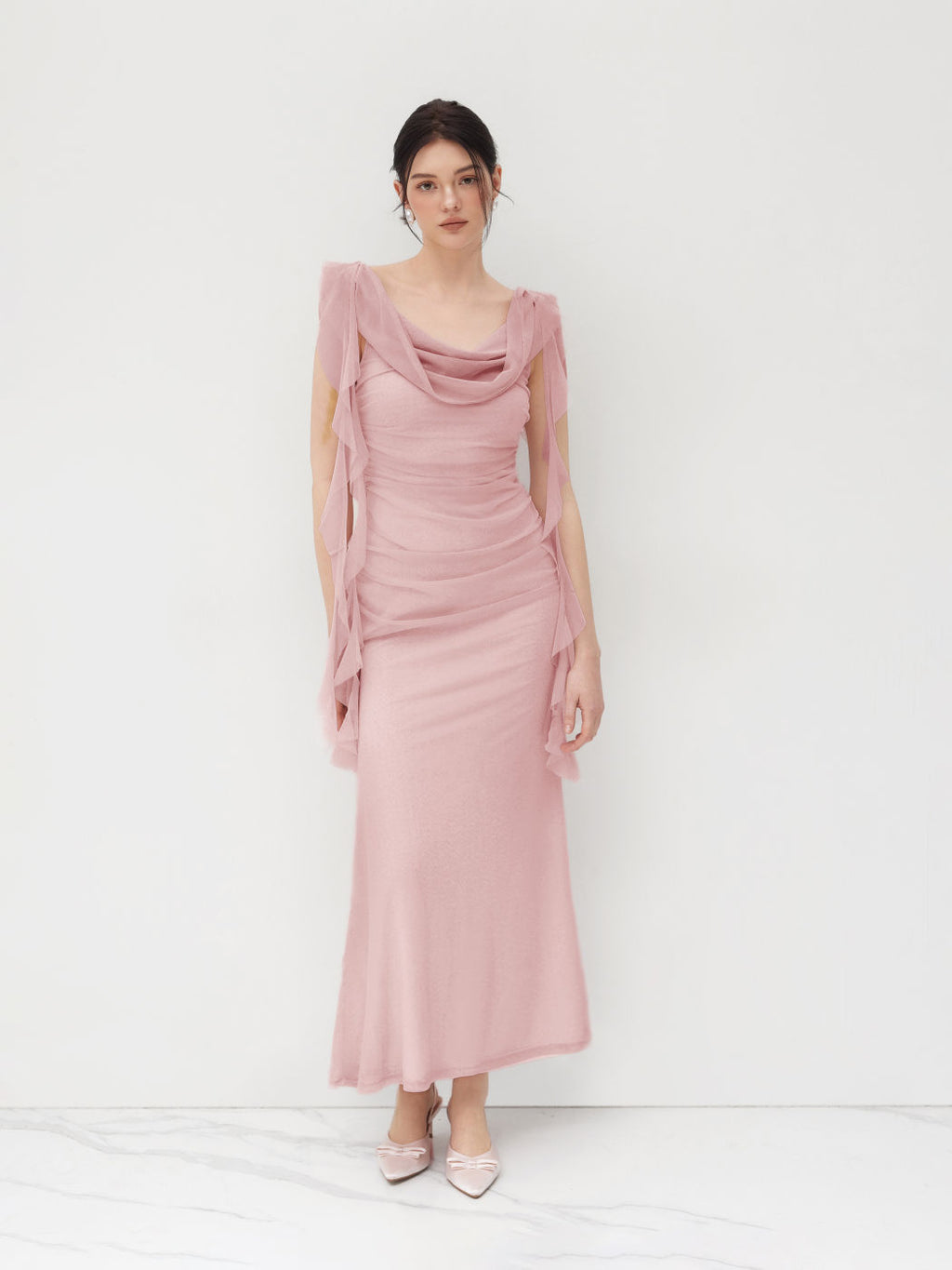 Vestido maxi de cuello redondo IVORY, largo y elegante, con diseño fluido y color neutro, ideal para ocasiones formales.
