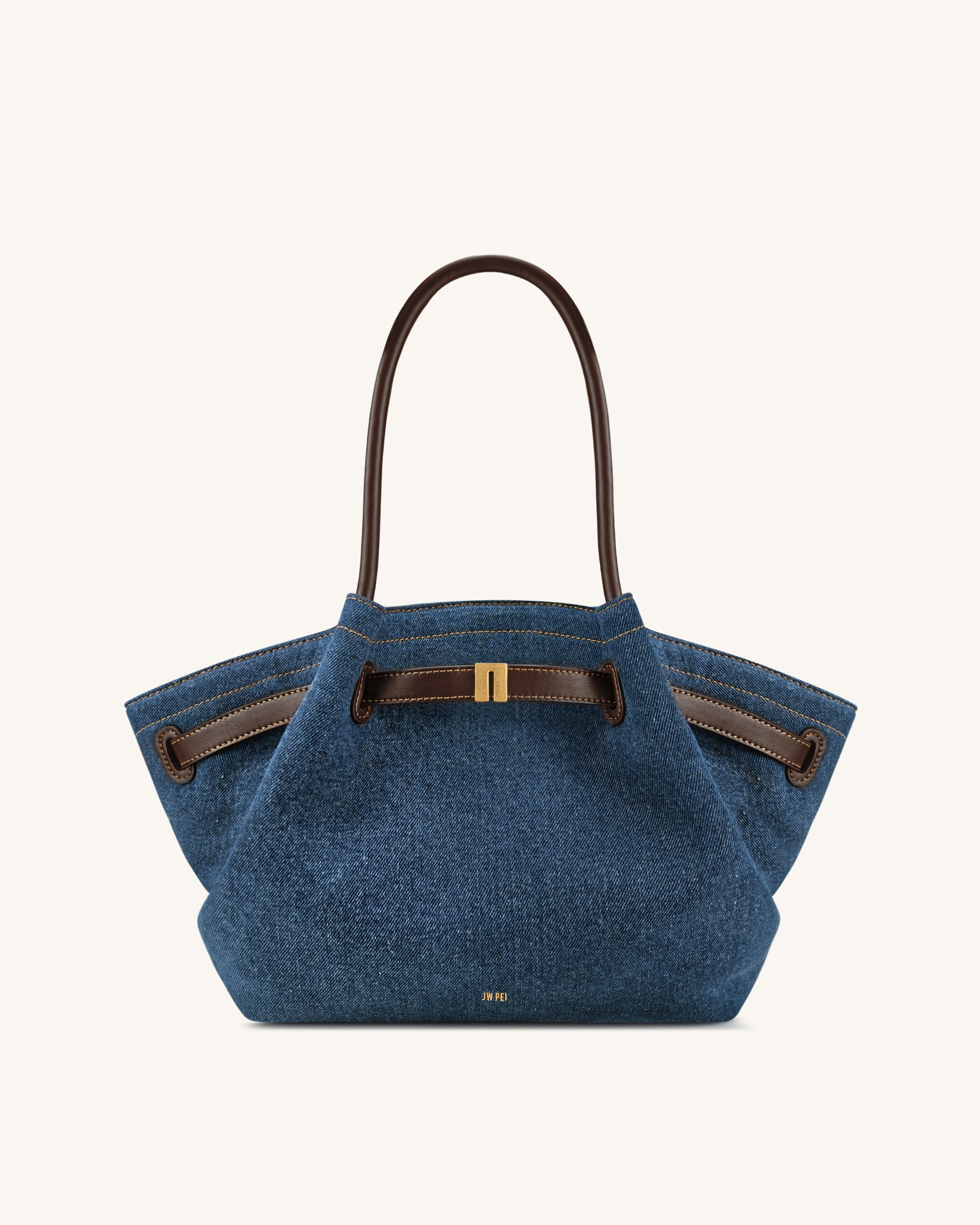 Bolso tote mediano Hana de mezclilla azul de JW PEI, bolsa de mano de tela denim con diseño funcional y estilo moderno.
