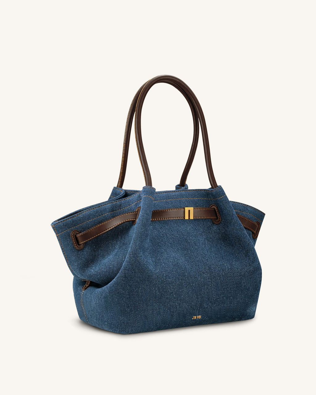 Bolso tote mediano Hana de mezclilla azul de JW PEI, bolso de tela denim con asas y diseño elegante.