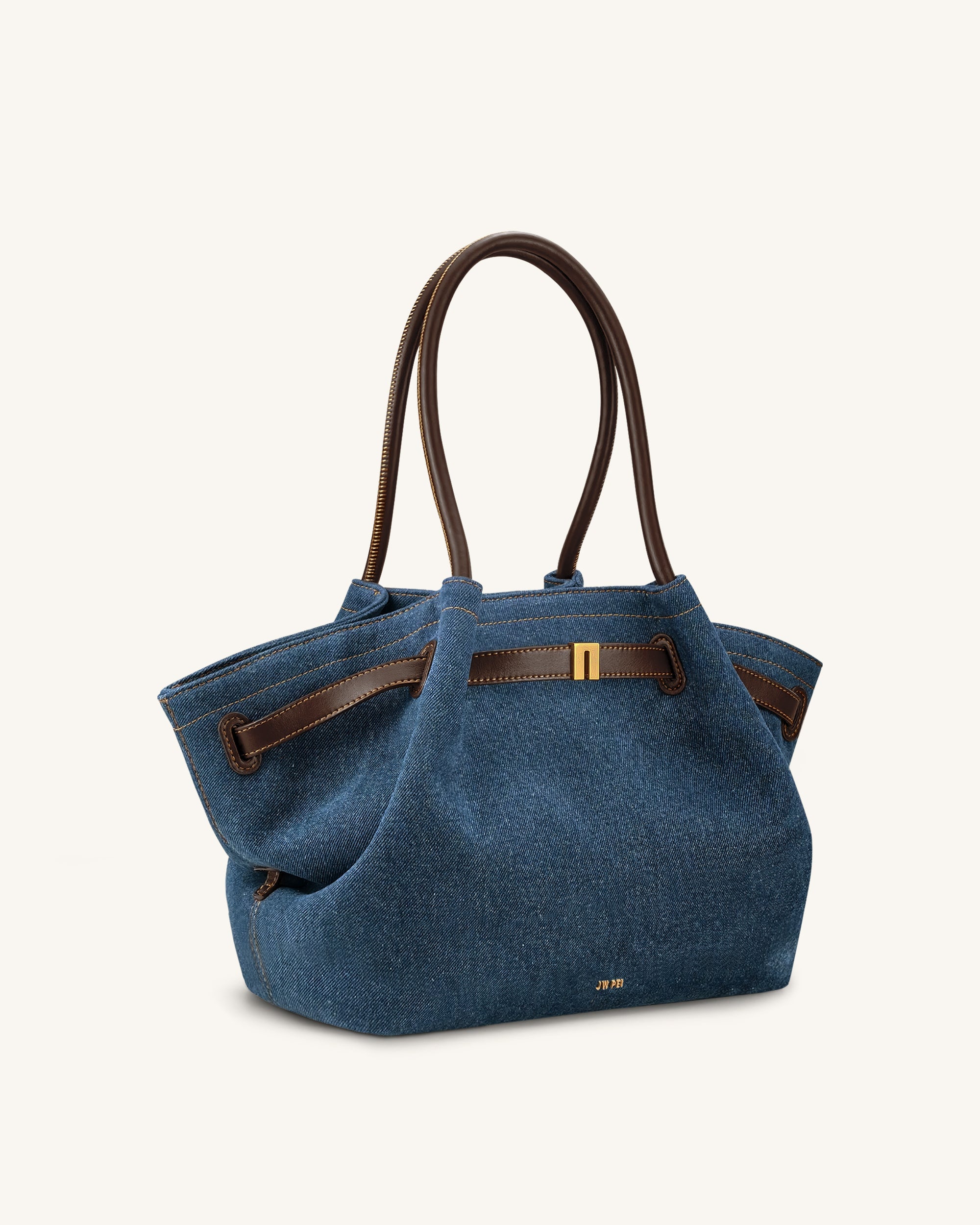 Bolso tote mediano Hana de mezclilla azul de JW PEI, bolso de tela denim con asas y diseño elegante.