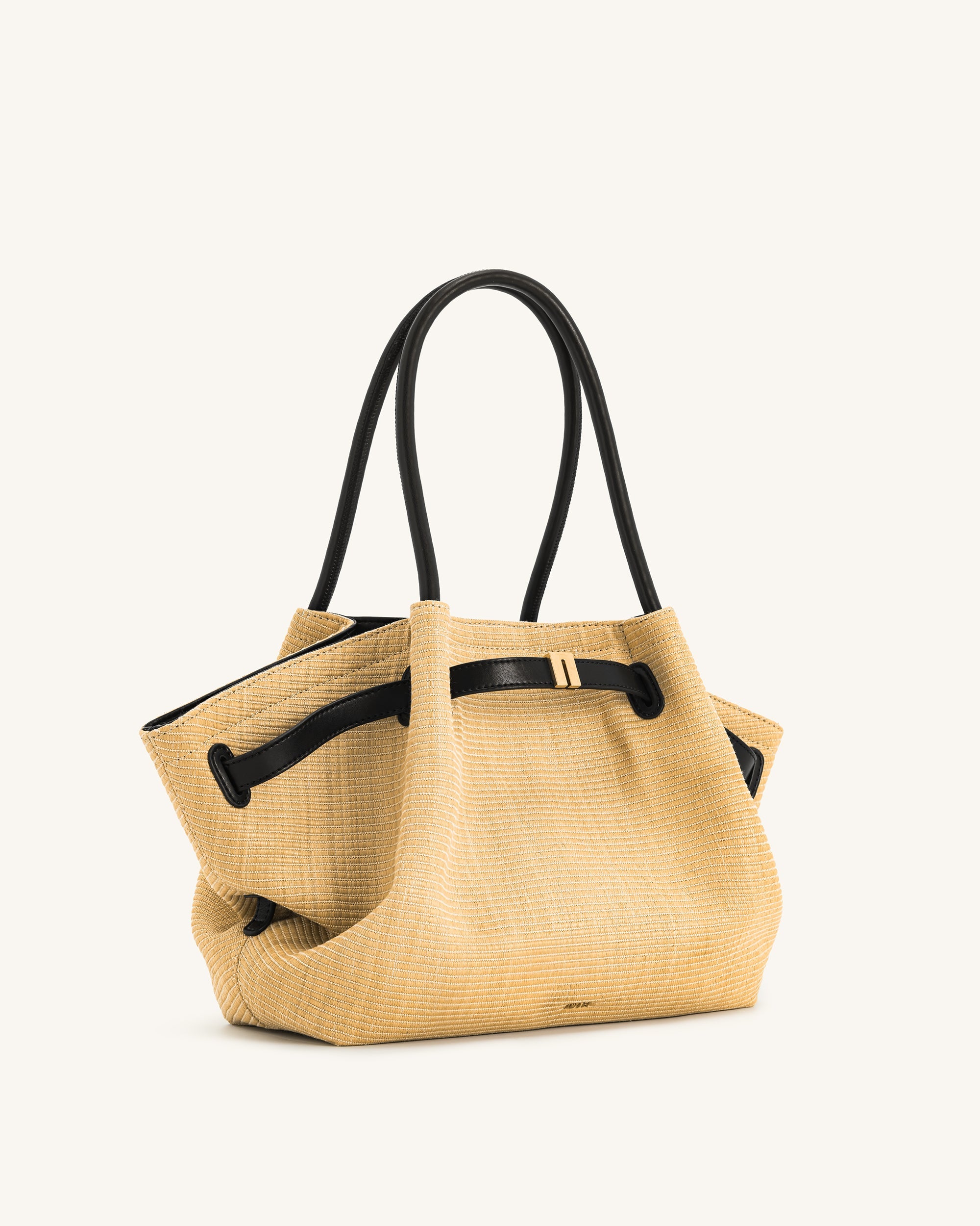 Bolso tote medio Hana de JW PEI en ratán falso color marrón, con asas y diseño de estilo natural y elegante.