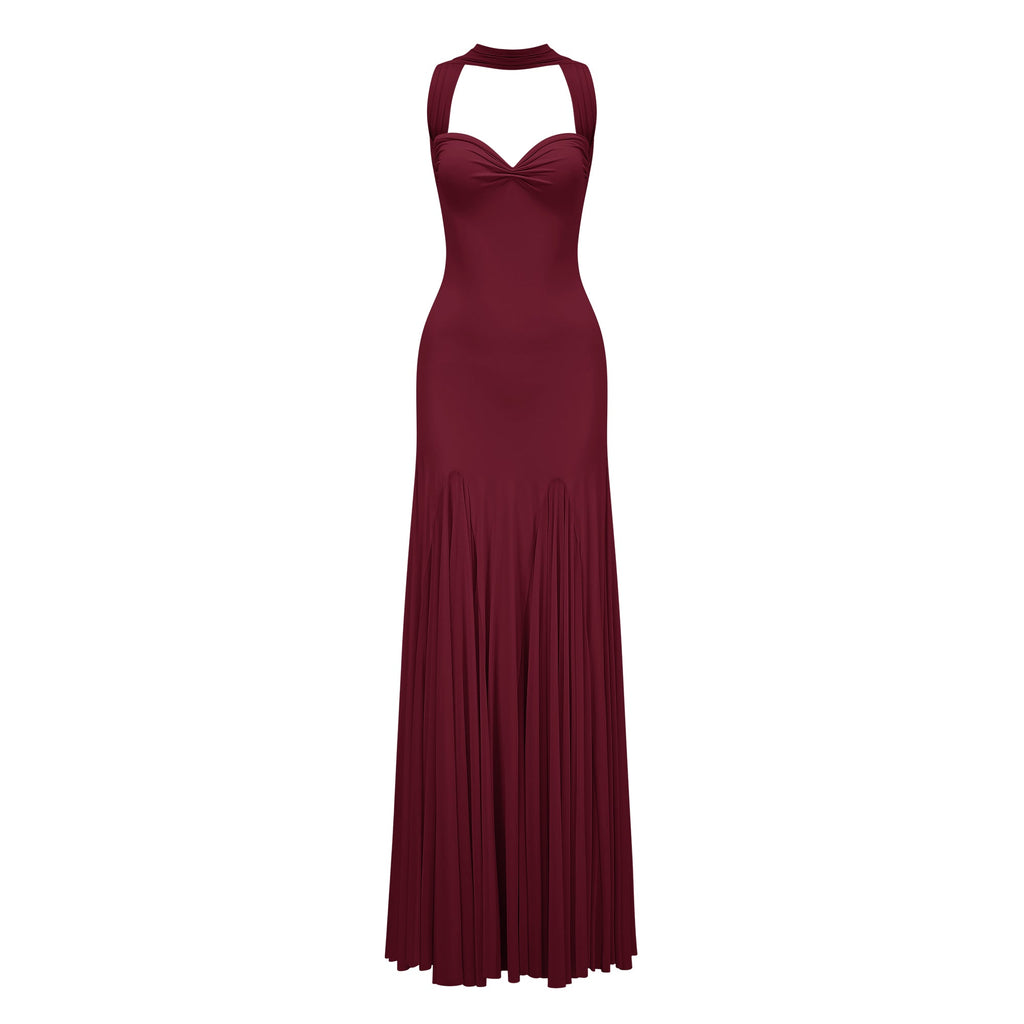 Vestido maxi rojo Rêverie con escote corazón y falda fluida, diseñado para ocasiones especiales.