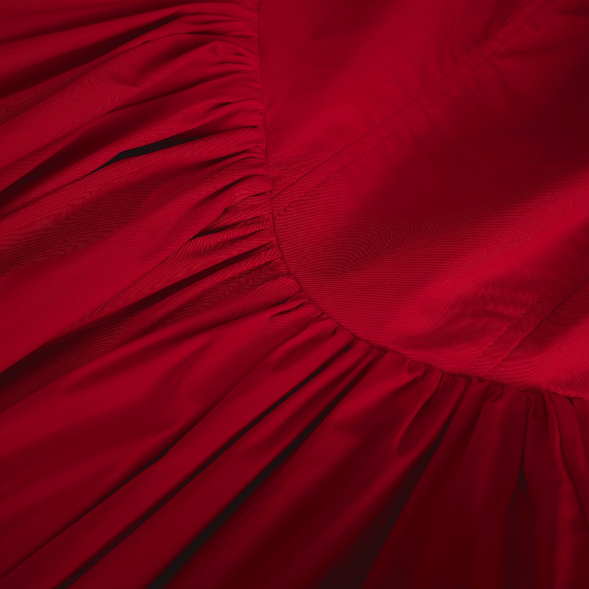 Vestido midi rojo Eponine con dobladillo acampanado en capas, estilo elegante y moderno, para ocasiones especiales.