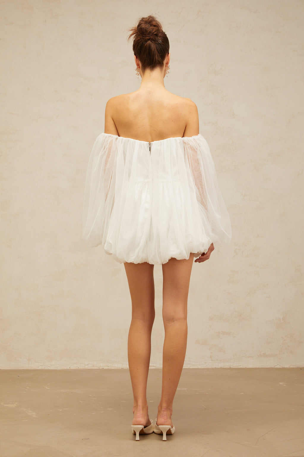 Vestido mini de tul en capas blancas de la marca Final Sale, con diseño elegante y detalles de burbujas.