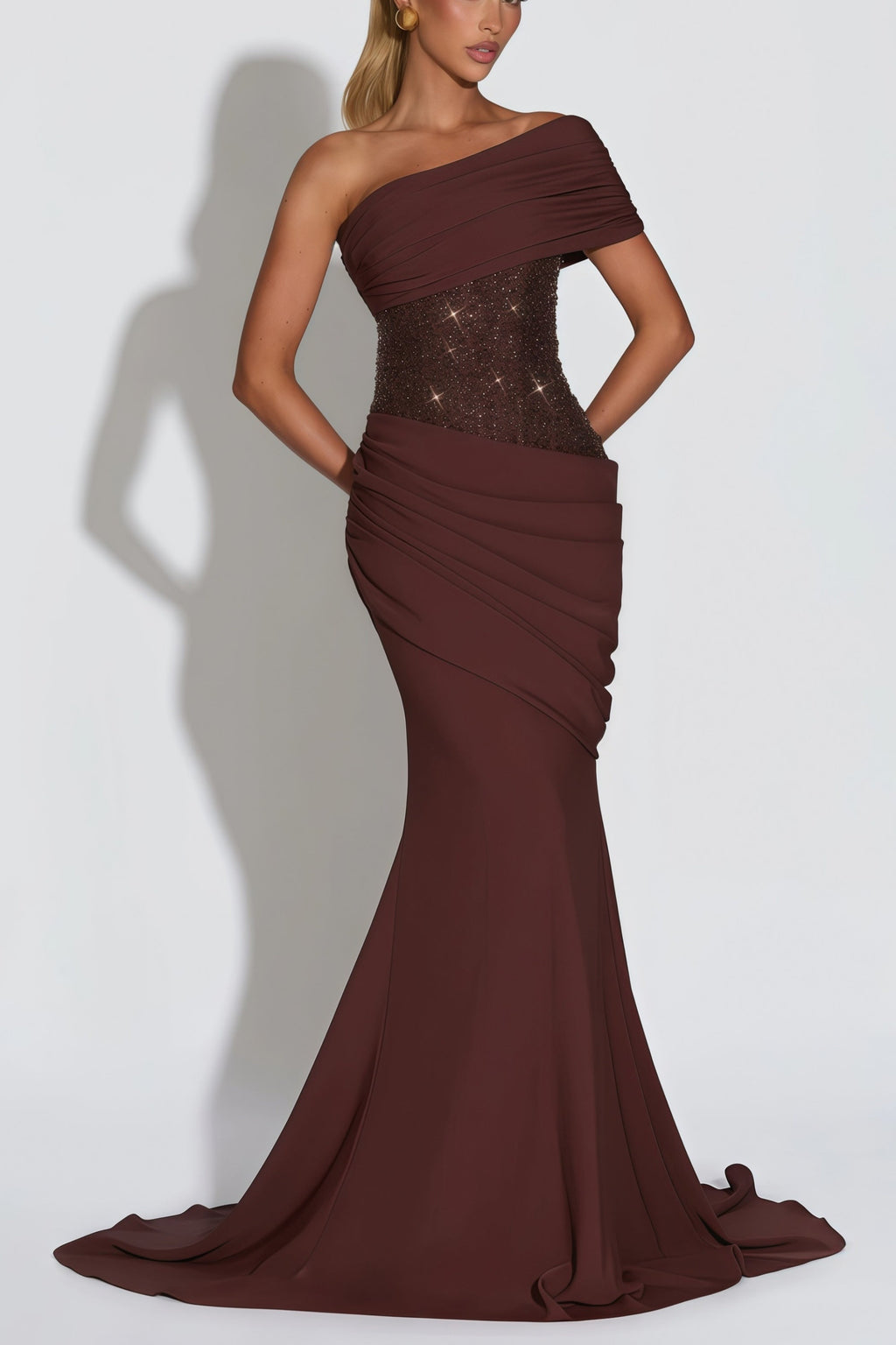 Vestido de noche maxi asimétrico y drapeado en color marrón con lentejuelas, de la marca Bridal, con diseño elegante y moderna.