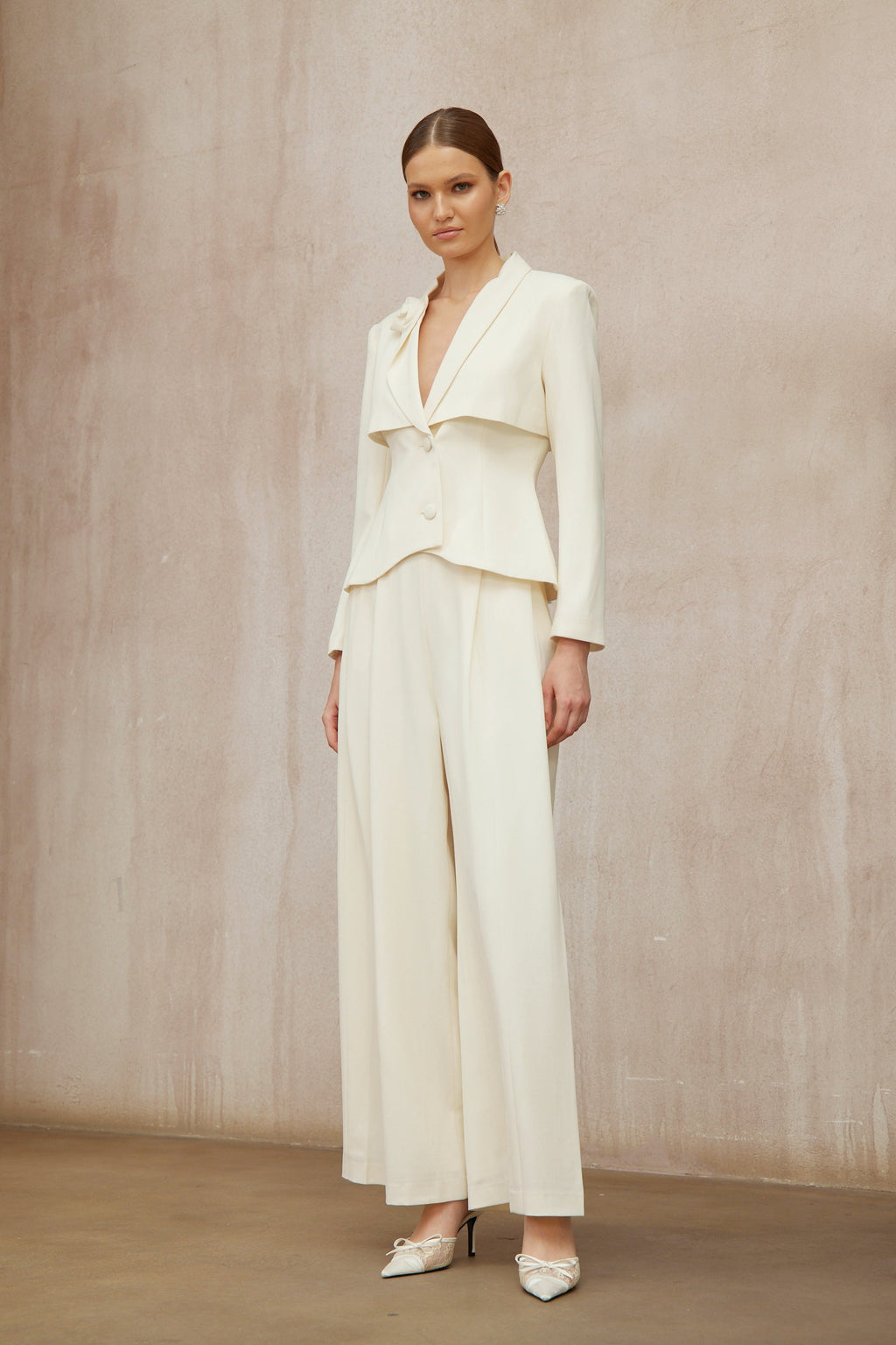 Conjunto de blazer y pantalones Teresa Neutral 3D Petal de Final Sale, estilo elegante y moderno para mujer.