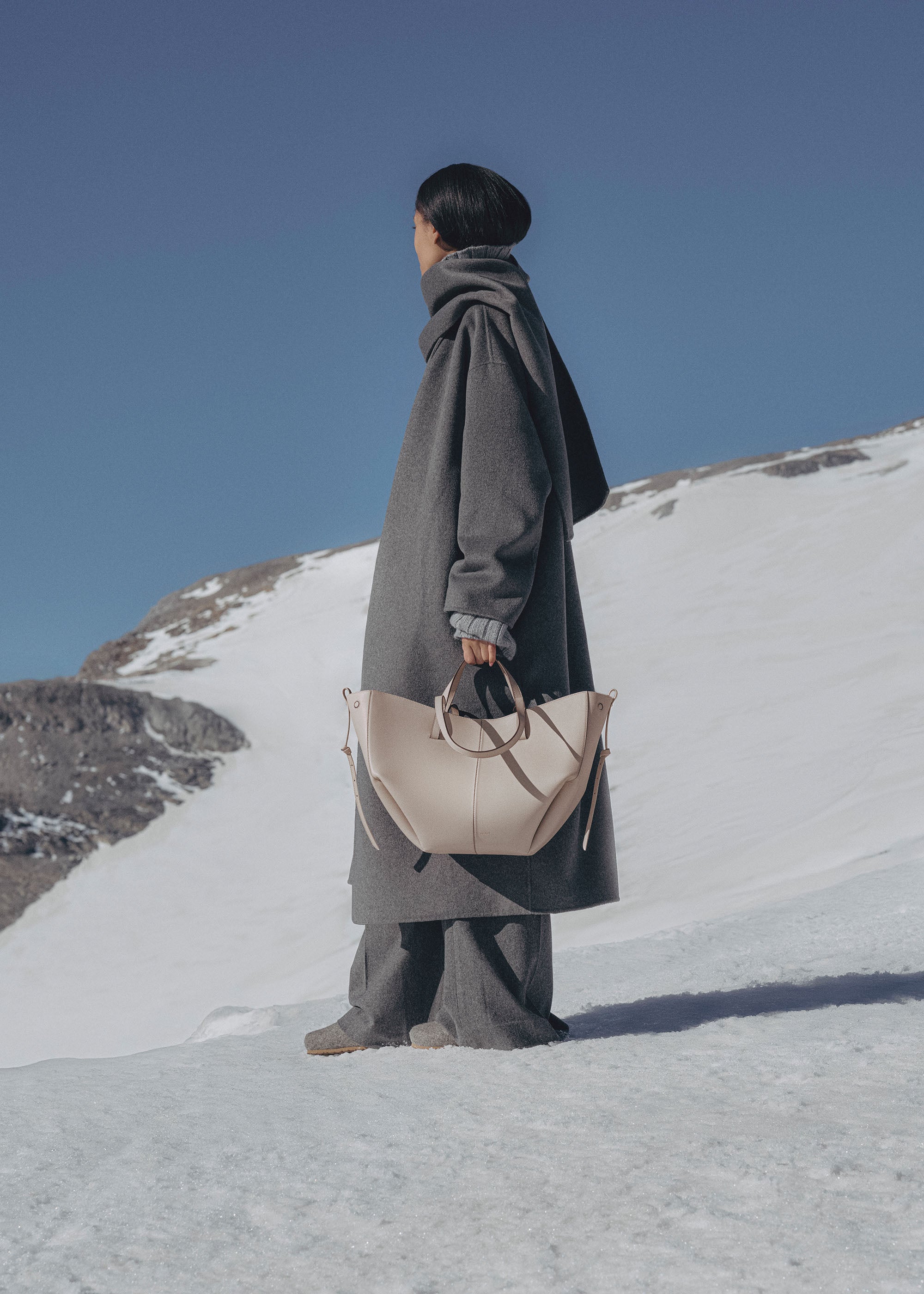 Bolso de mano Polène Cyme - Bruma Piel Granulada con detalles elegantes y textura granulada en tono suave.